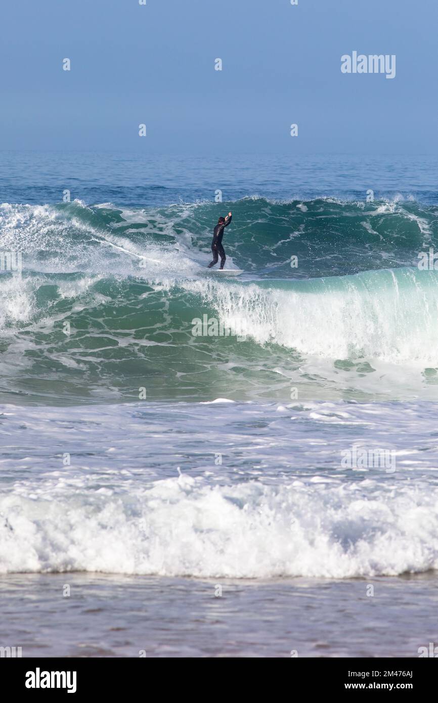 Europa, Portugal, Región Centro, Ferrel, Praia da Almagreira, Surfista montando una ola en el Océano Atlántico Foto de stock