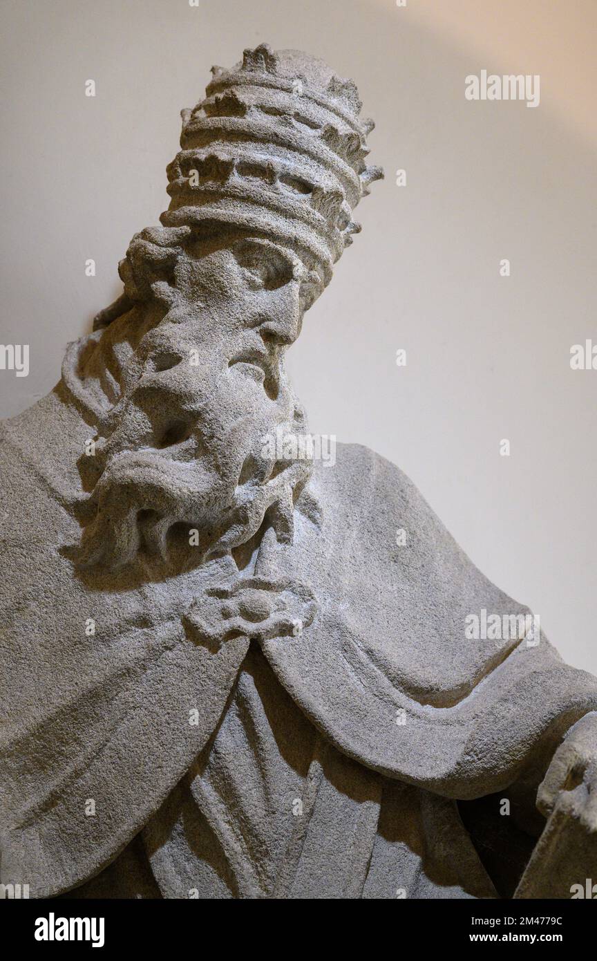 Estatua de un Papa (¿San Gregorio Magno?) En las instalaciones del Museo de la Ciudad de Bratislava. Foto de stock