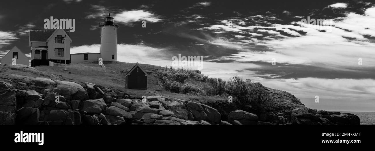 Faro Nubble como vista panorámica en blanco y negro Foto de stock