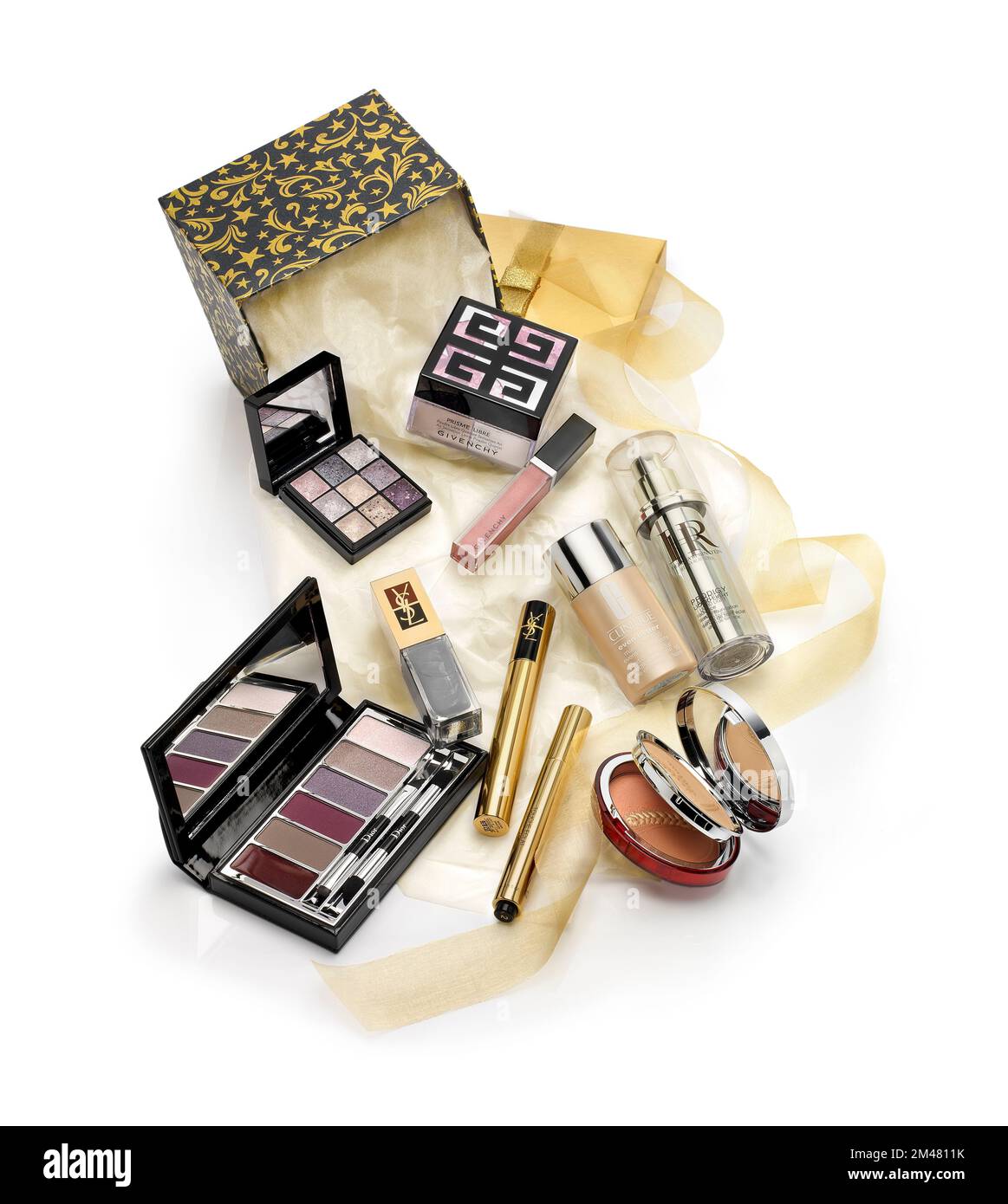 Maquillaje y cosméticos set de regalo. Marcas de lujo Givenchy, HR, YSL, Dior, Clinique Foto de stock