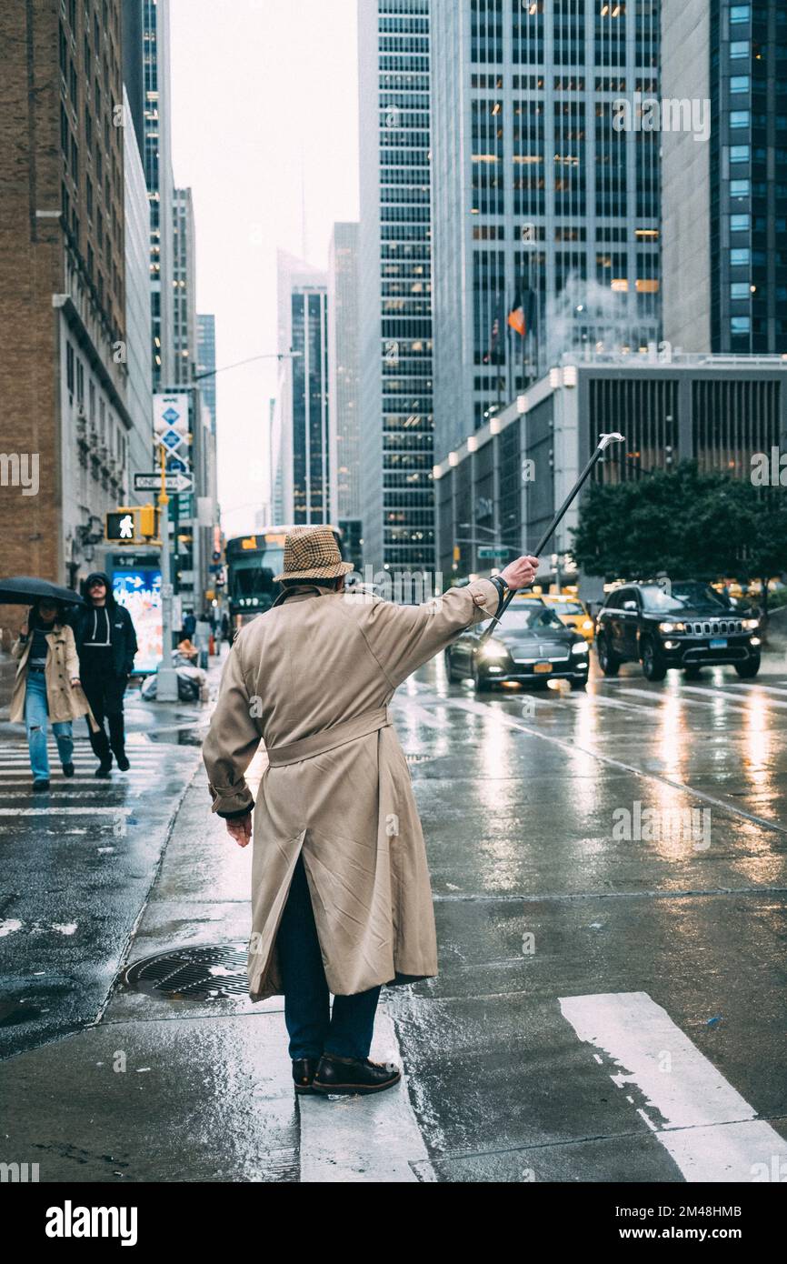 Nueva York Manhattan, 02,10 - 10.10.22: Hombre con chaqueta de abrigo de  pelo con hilo seines Gehstock y taxi. Foto: Pressefoto Mika Volkmann  Fotografía de stock - Alamy