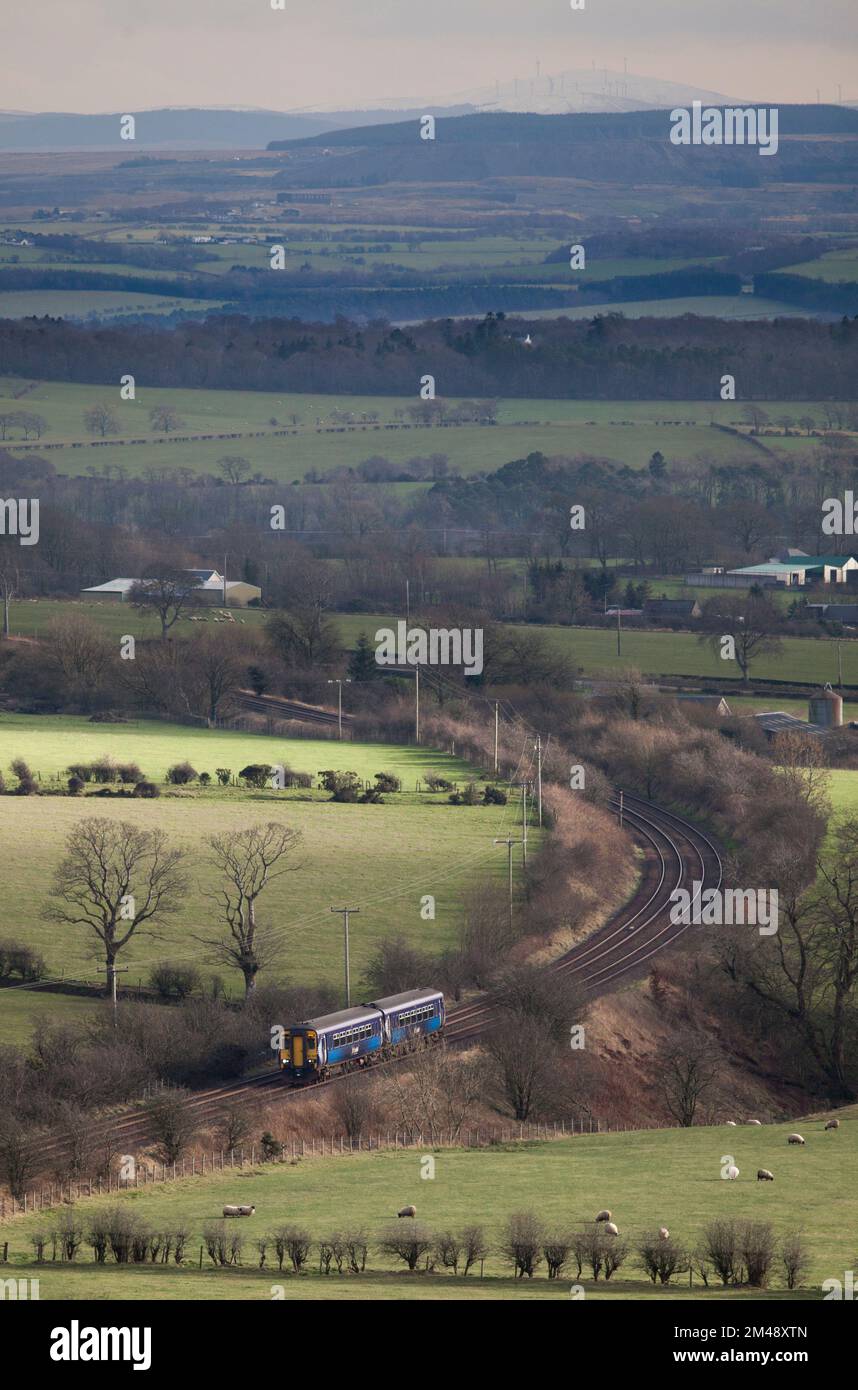 Tren Scotrail clase 156 en la pintoresca Glasgow rural y la línea suroeste en Ayrshire, Escocia pasando Mossgiel Foto de stock