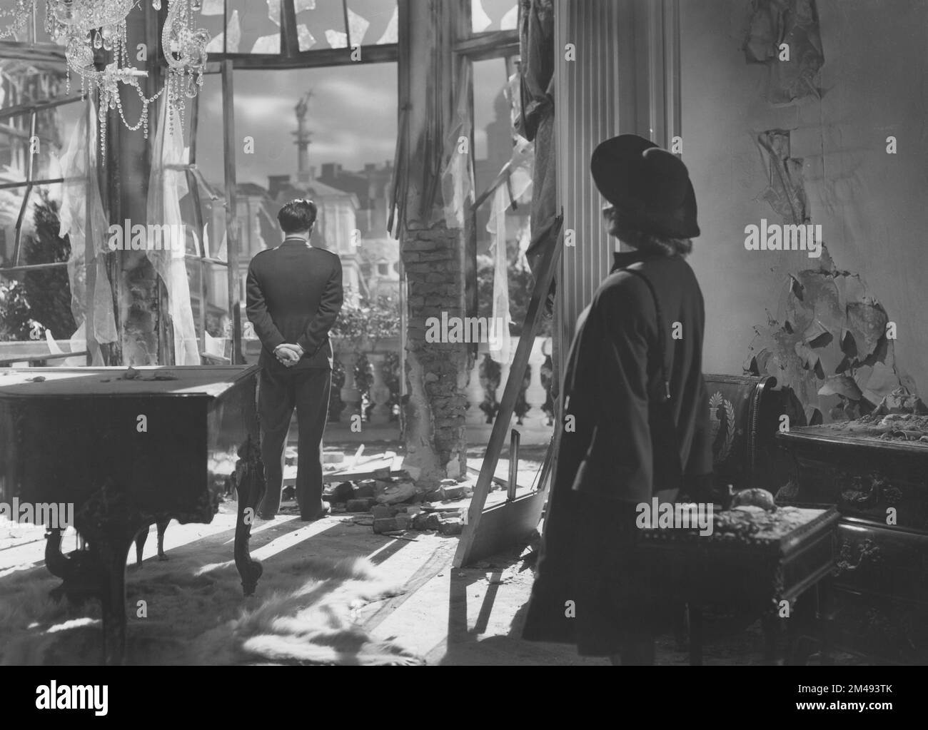Anton Walbrook, Sally Gray, en el rodaje de la película británica, Dangerous Moonlight', EE.UU Título: 'Escuadrón Suicida', Republic Pictures, 1941 Foto de stock