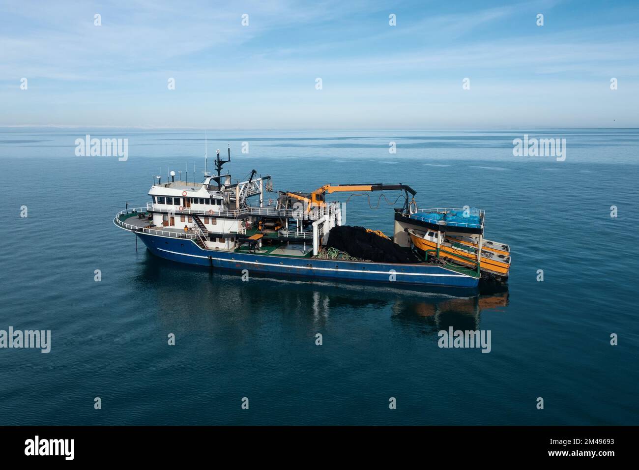 Vista aérea del barco de pesca desde drone en la superficie del mar. Industria pesquera y del marisco. Foto de stock