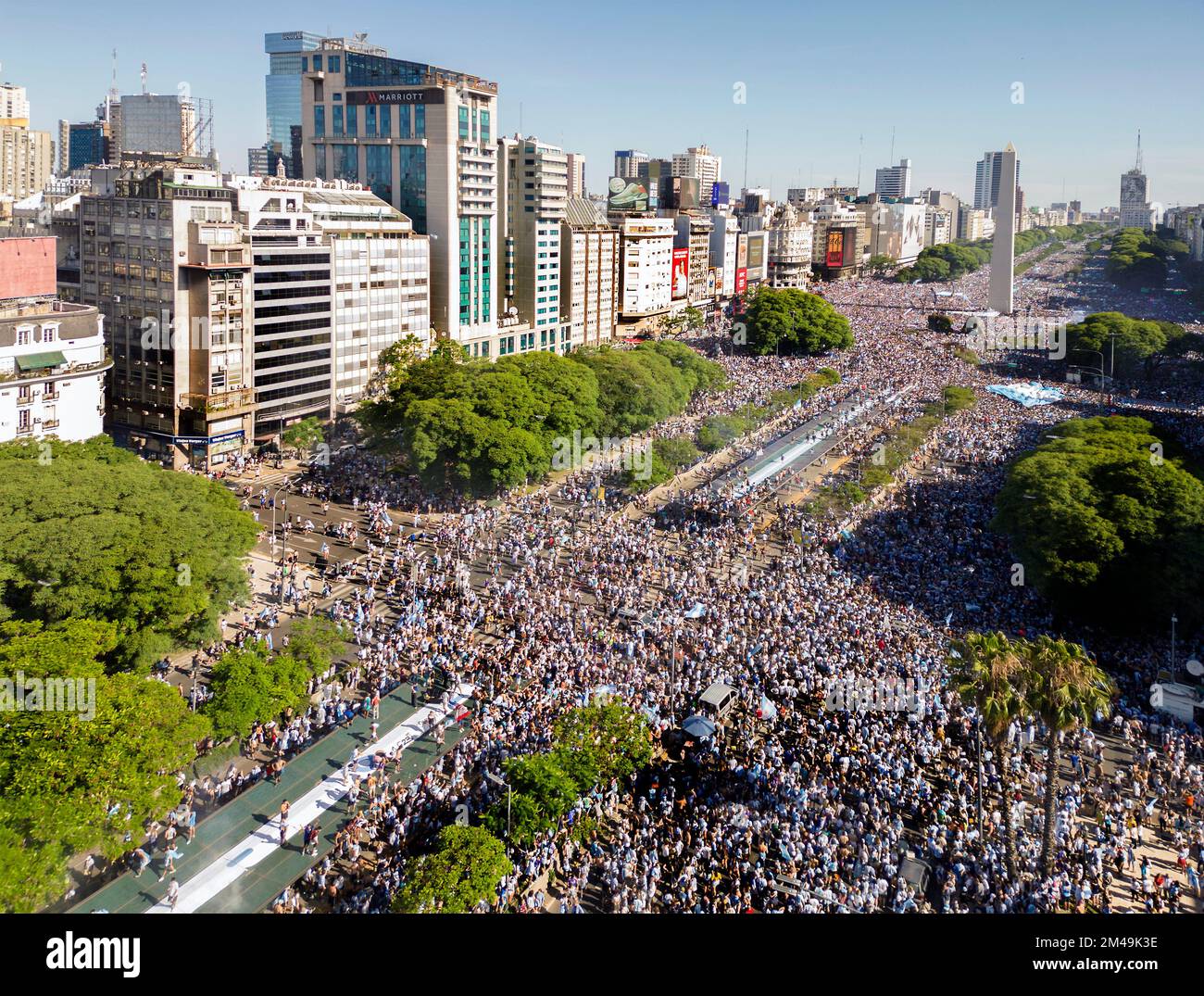 Los aficionados de la Avenida 9 de Julio (Avenida 9th de Julio) en Buenos Aires, Argentina celebran la victoria de Argentina en la Copa Mundial de la FIFA 2022 Foto de stock