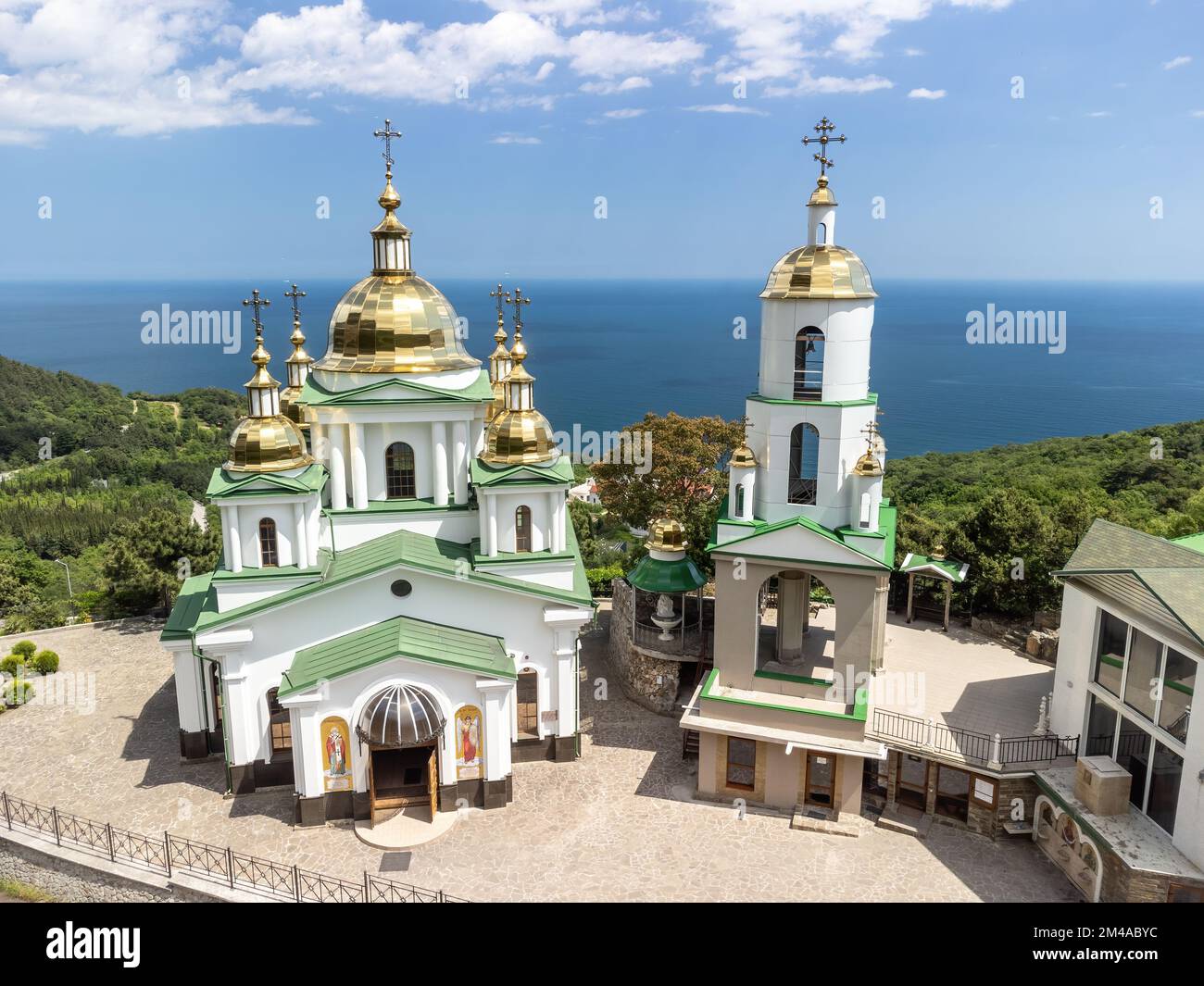Iglesia cristiana en las montañas sobre el mar. Templo del Santo Arcángel Miguel en Oreanda. La costa sur de Crimea. Vista aérea Fotografía de stock - Alamy Iglesia cristiana en las montañas sobre el mar. Templo del Santo Arcángel Miguel en Oreanda. La costa sur de Crimea. Vista aérea Fotografía de stock - Alamy