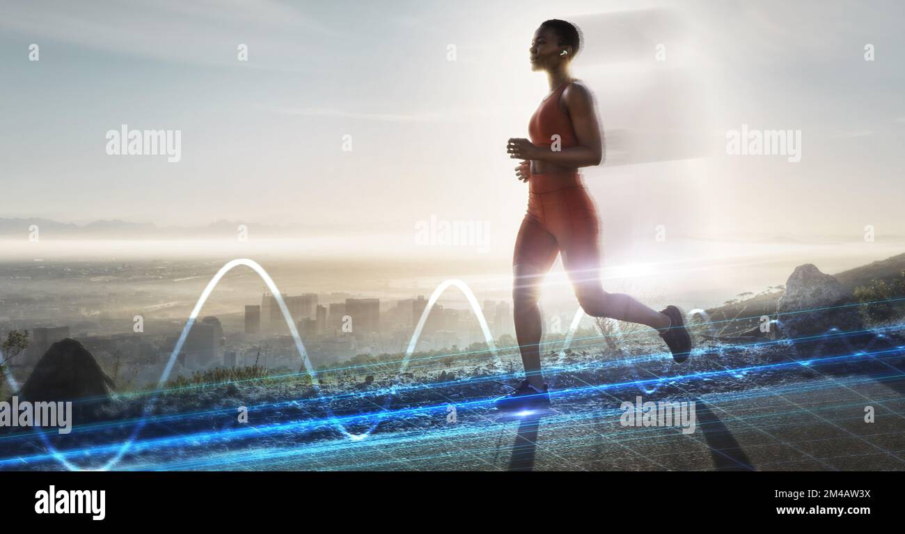 Holograma del ritmo cardíaco, corriendo y mujer negra en las montañas con la tecnología sana del aliento. Luz digital, mujer y corredor en una carretera de montaña con Foto de stock