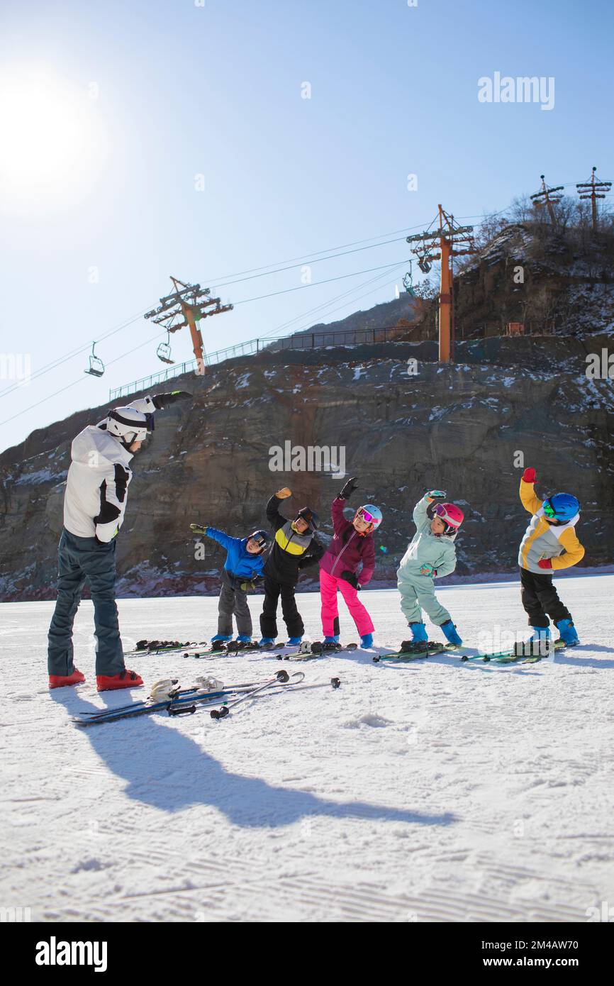 Niños con gafas de esquiar fotografías e imágenes de alta resolución - Alamy