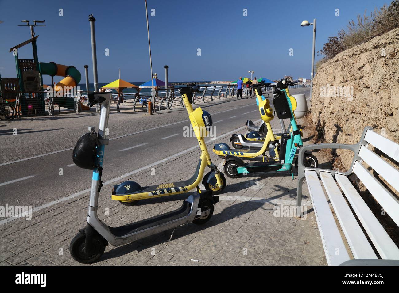 TEL AVIV, ISRAEL - 3 DE NOVIEMBRE de 2022: Yango, Wind, Tier y Bird scooters  eléctricos en alquiler estacionados en Tel Aviv, Israel. Tel Aviv-Yafo es  el c. Económico Fotografía de stock - Alamy