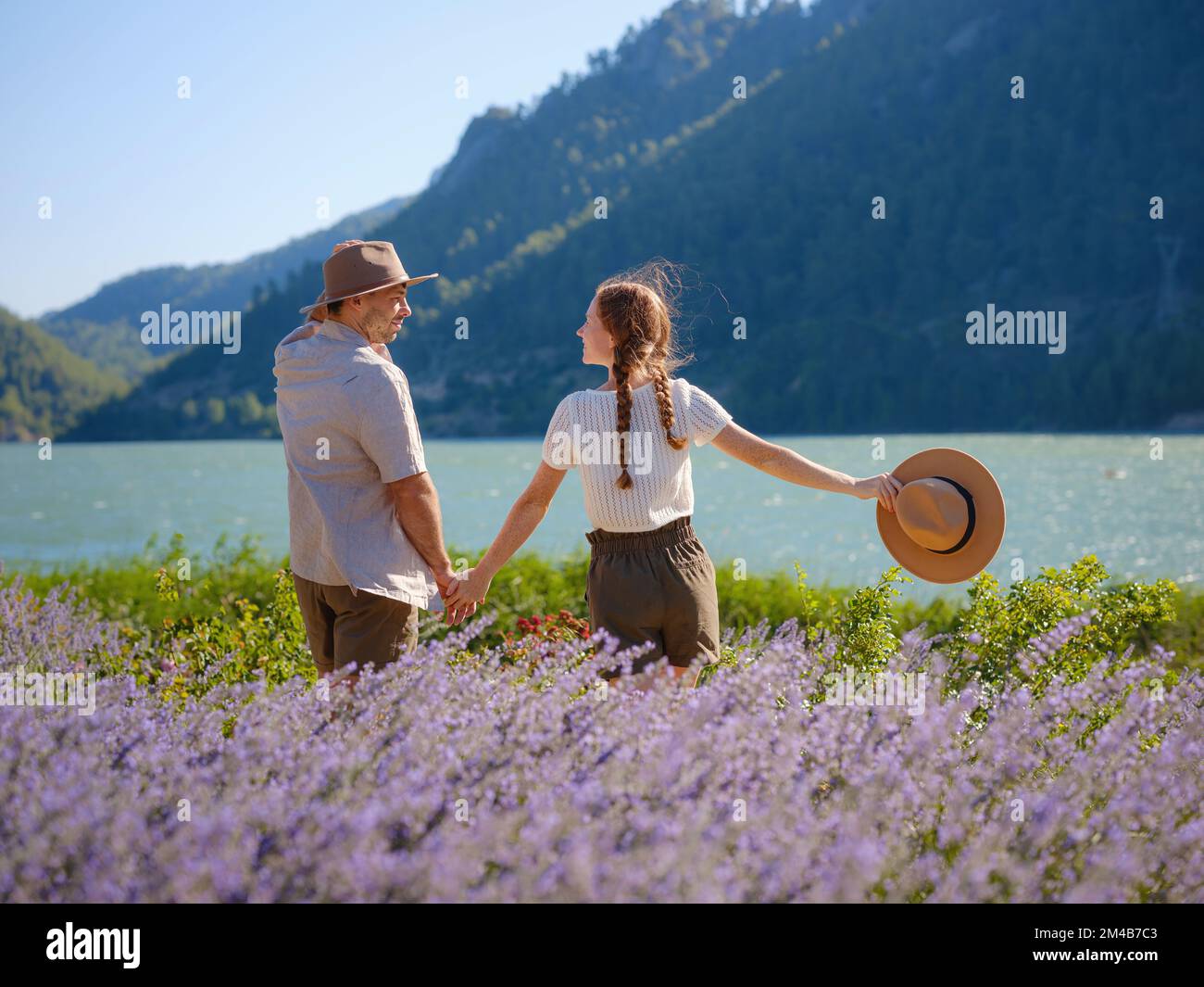 concepto de tomar aire fresco y participar en actividades al aire libre. Pareja de hipster disfrutar de momentos de felicidad y amor en el campo de lavanda en las montañas. Amor en concepto de tomar aire fresco y participar en actividades al aire libre. Pareja de hipster disfrutar de momentos de felicidad y amor en el campo de lavanda en las montañas. Amor en
