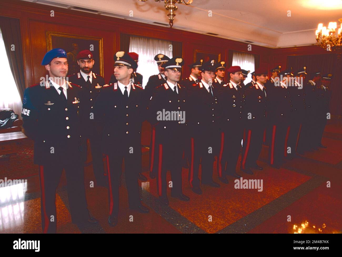 Contingente de Carabinieri italianos para la Misión Mostar de la UE, Italia 1995 Foto de stock