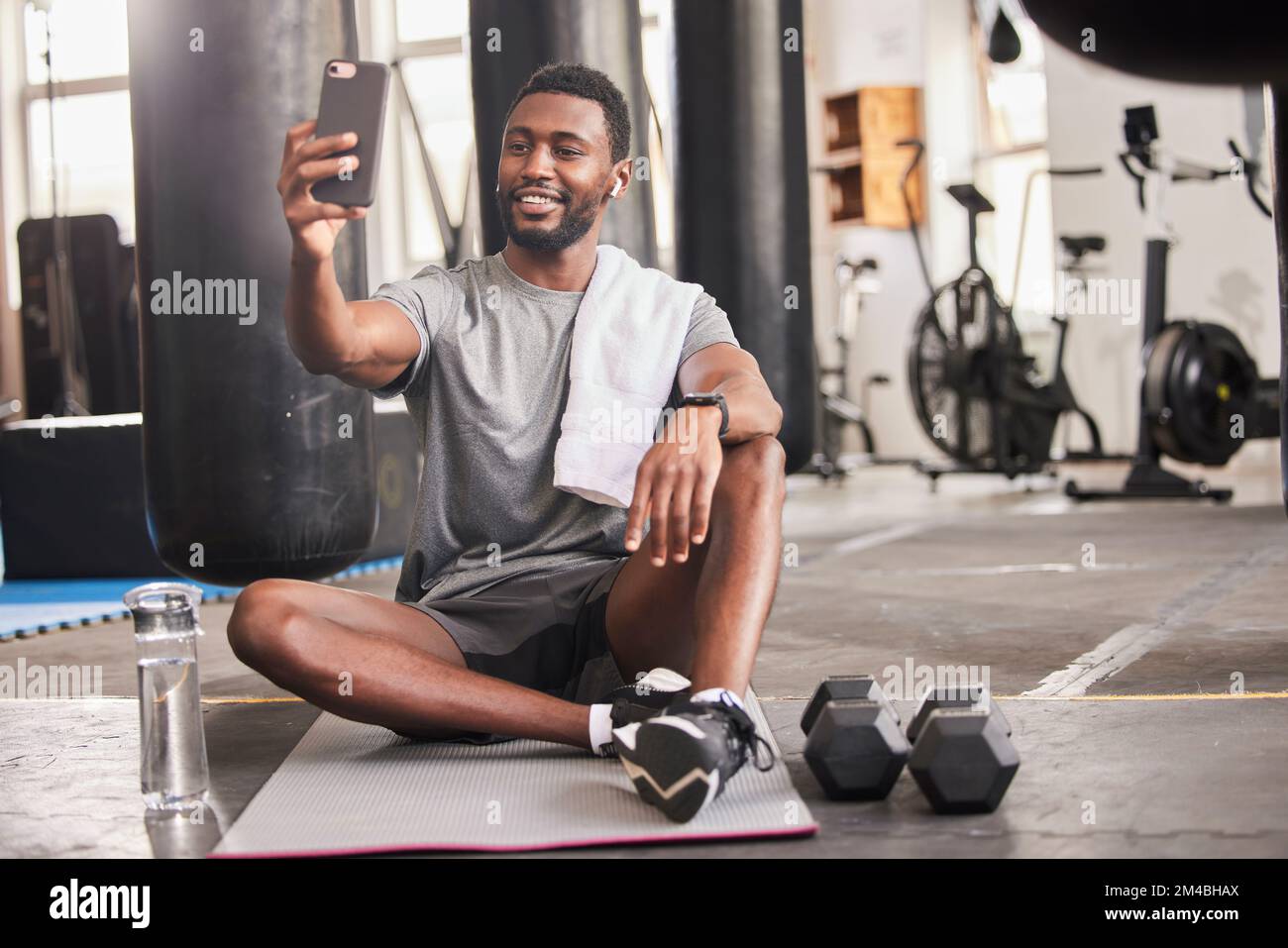 Selfie, hombre negro y gimnasio para hacer ejercicio, entrenamiento y  entrenamiento para redes sociales, conectividad y relajación. Hombre  afroamericano, atleta y smartphone Fotografía de stock - Alamy