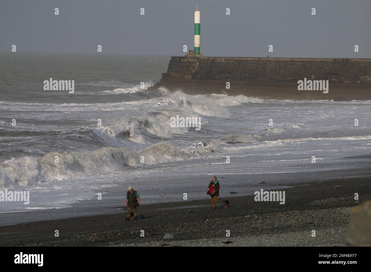 Aberystwyth Gales Reino Unido tiempo 20th de diciembre de 2022, azul con  duchas en la costa oeste, la gente camina perros en un día de invierno  suave aparece un arco iris, crédito: