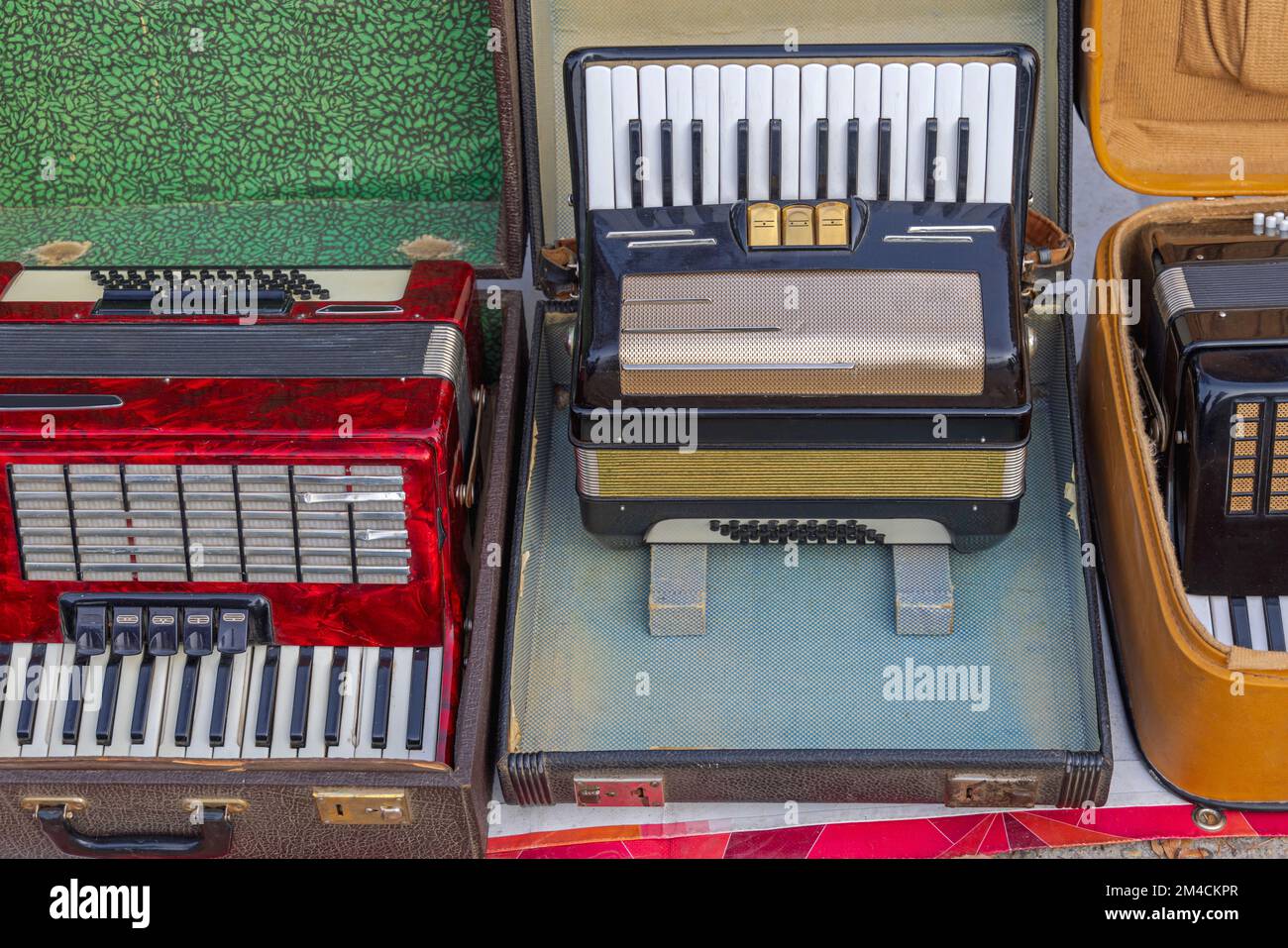 Instrumentos musicales de acordeón de piano usados en estuche en el mercado  de pulgas Fotografía de stock - Alamy