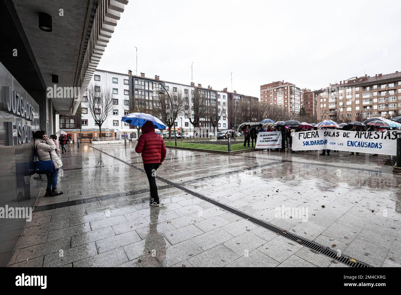 España. 20th de diciembre de 2022. Manifestantes paraguas y pancartas se reúnen en la entrada durante una manifestación. escenificó en los juzgados de Burgos para protestar por los 5