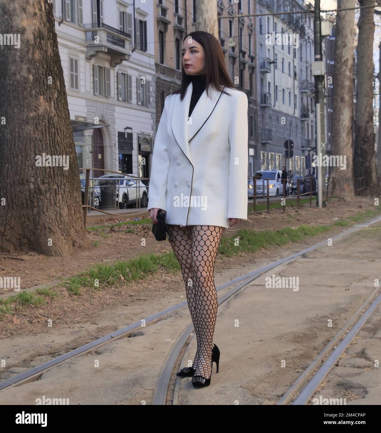 Conjuntos de moda de estilo callejero antes del desfile de Dolce & Gabbana  durante las colecciones de mujer MFW 2022 Fotografía de stock - Alamy
