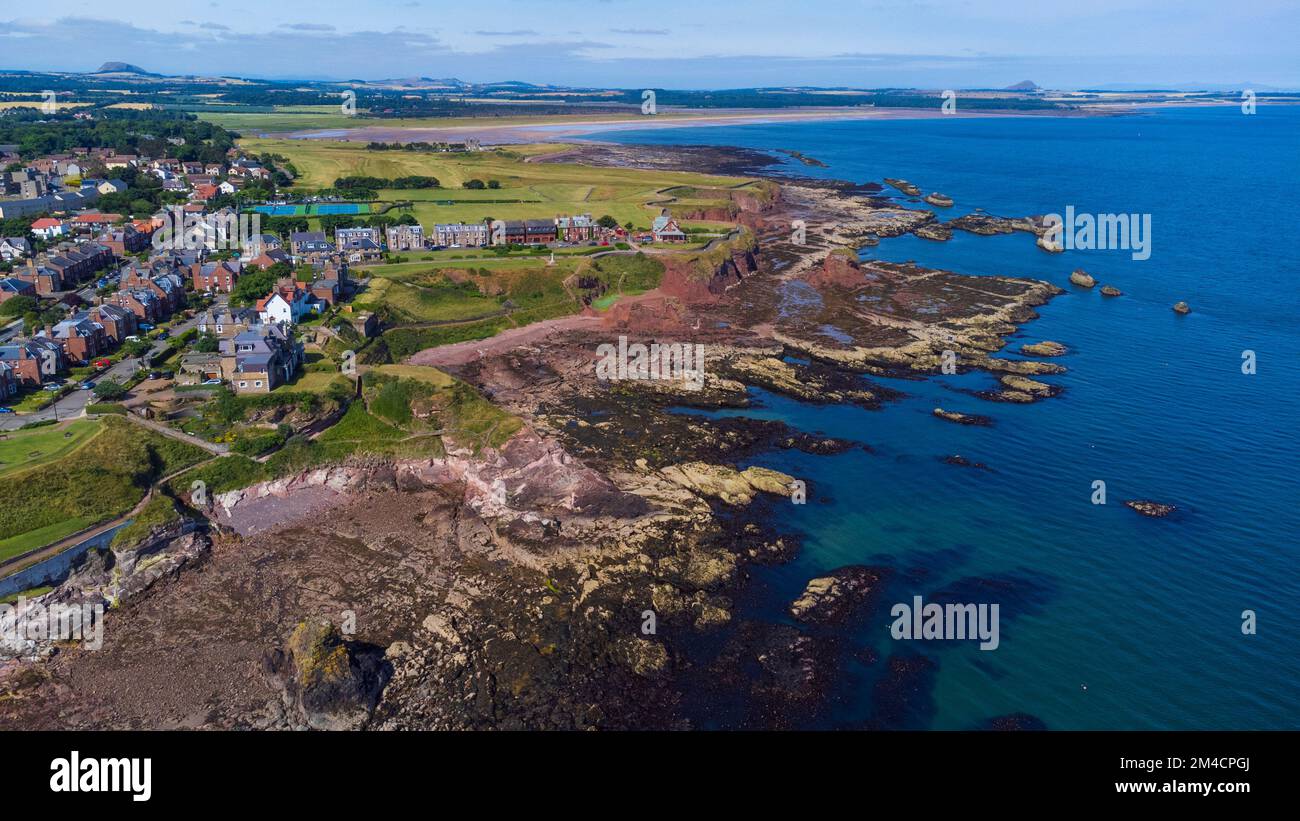 Vista aérea de la ciudad de Dunbar en las tierras bajas de East Lothian, Escocia, Reino Unido - Foto: Geopix Foto de stock