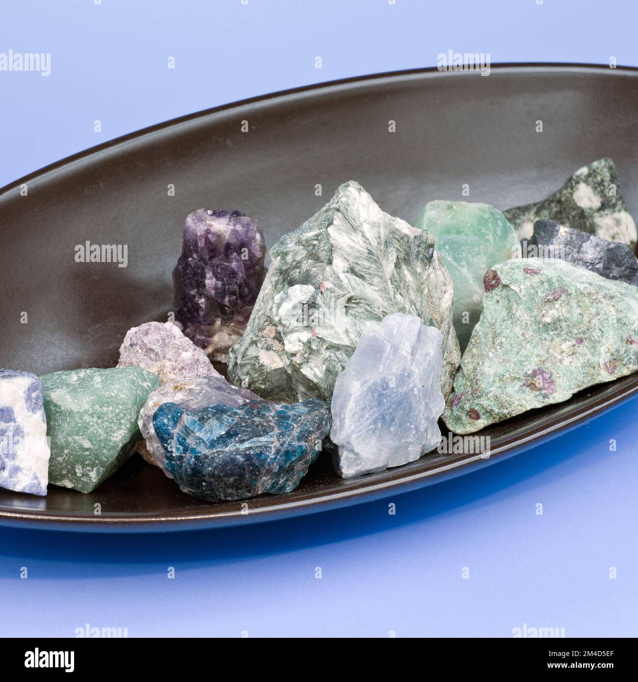 Piedras preciosas verdes en bruto fotografías e imágenes de alta resolución  - Alamy