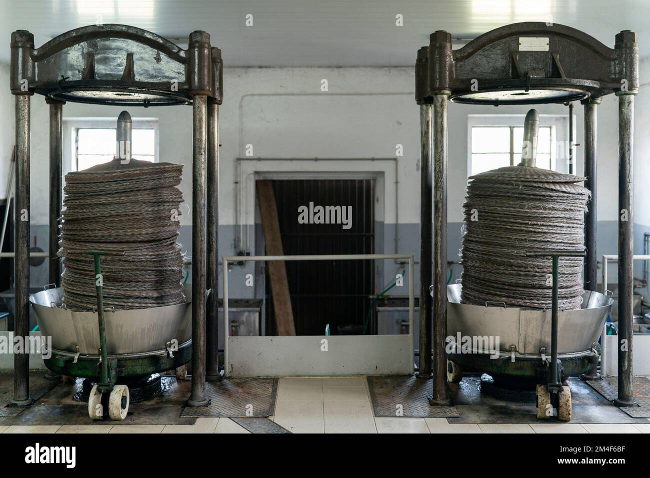 Prensa de aceite de oliva fotografías e imágenes de alta resolución - Alamy