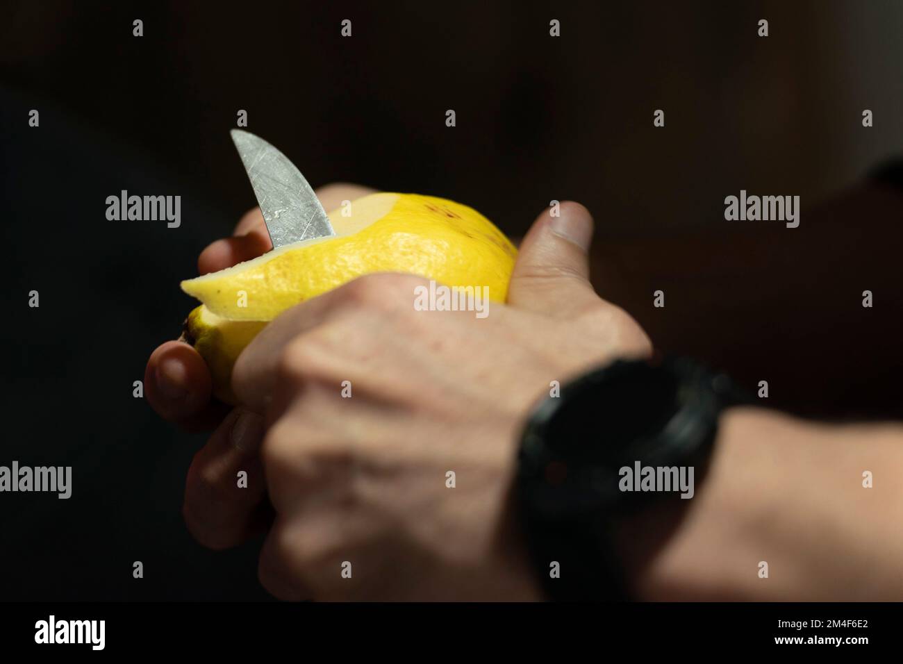 Mujer pelando fruta Stock Photo