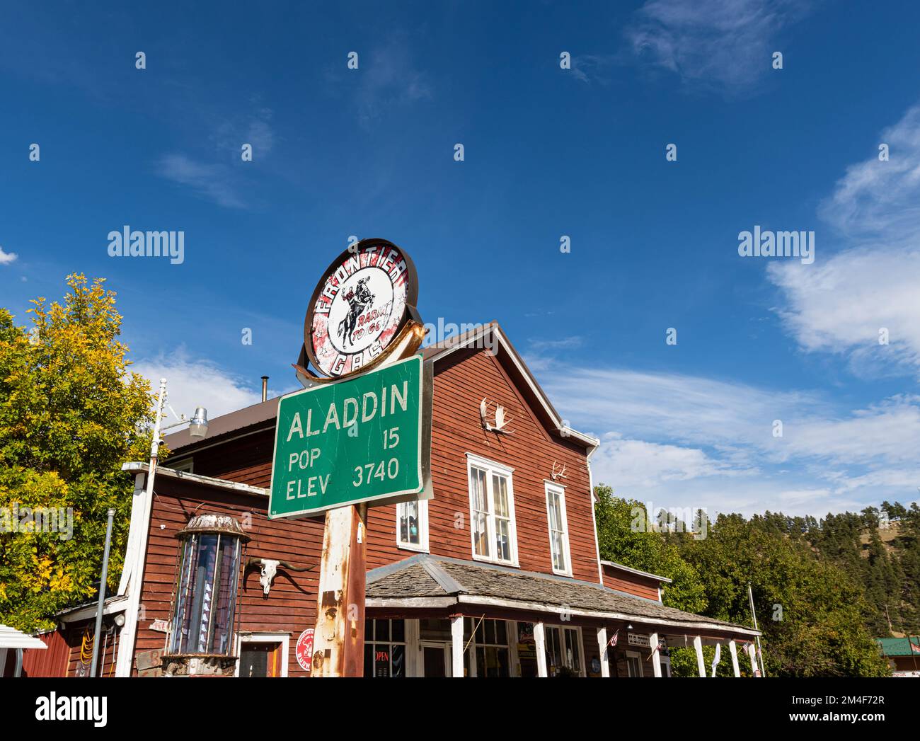 Old Red Wooden Country Store, Aladdin, Wyoming, Estados Unidos Foto de stock