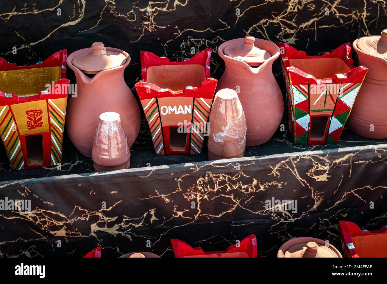 Recuerdos omaníes. Cerámica hecha a mano en el mercado de Nizwa. Jarras