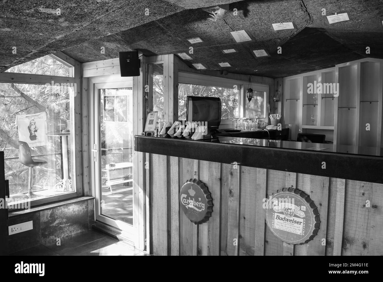 Kasauli, Himachal Pradesh, India, mayo de 15,2022 - Vista interior del moderno restaurante de la azotea Hangout en Kasauli, Himachal Pradesh en la India, Hangout famoso Foto de stock
