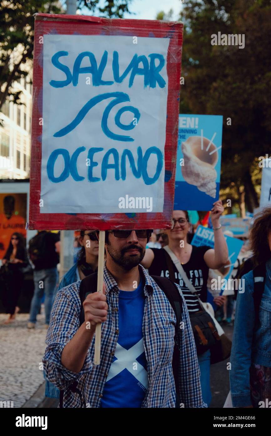 Lisboa, Portugal. 29th DE JUNIO de 2022. Múltiples grupos y partidos políticos se reunieron en Lisboa para la Marcha Azul (Marcha Azul) para presionar a las Naciones Unidas a tomar más medidas con respecto al futuro de los océanos y el cambio climático. Foto de stock