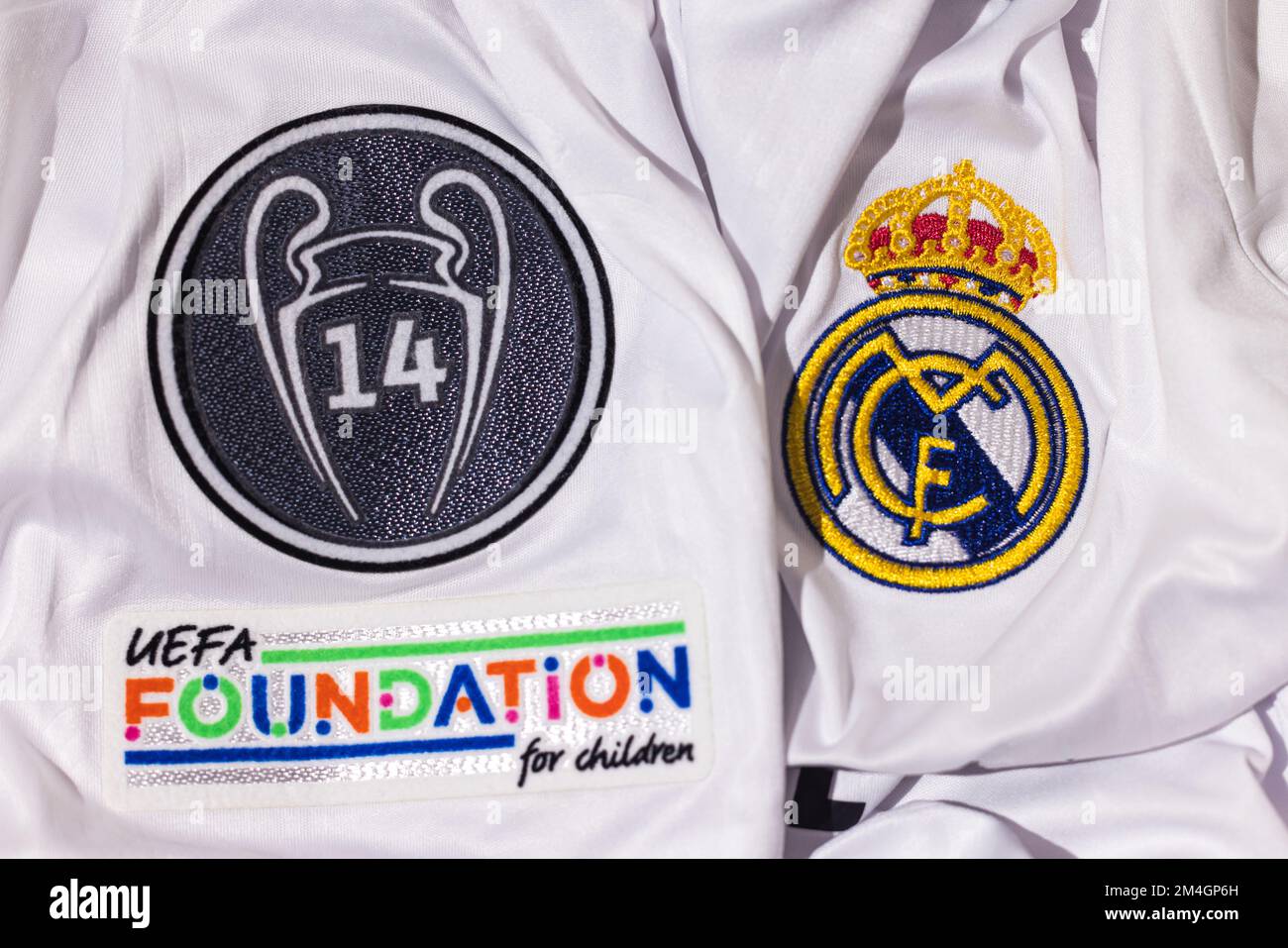 Escudo en la camiseta blanca del Real Madrid Fútbol Club, junto con el escudo de 14 Copas de Europa y el signo de la Fundación UEFA. UEFA Champions League f Foto de stock