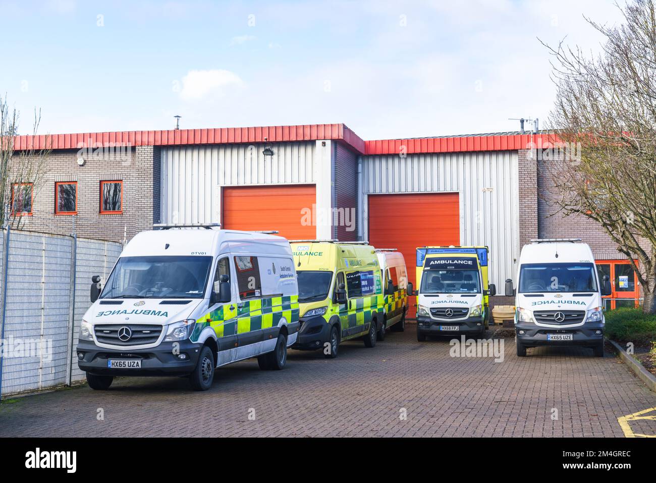 Vehículos de ambulancia estacionados en South Central Ambulance Service, Bicester, Oxfordshire, Reino Unido Foto de stock