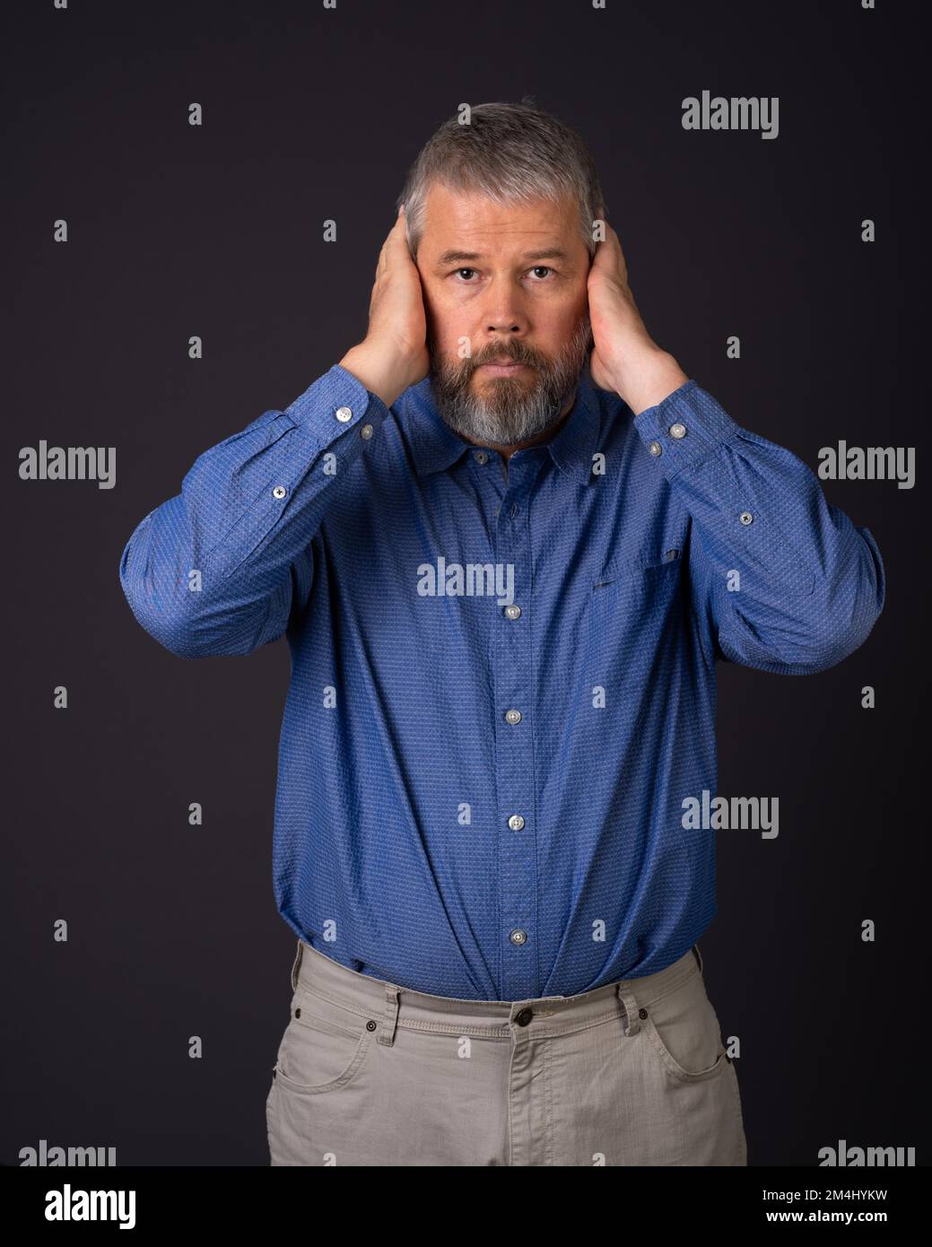 Hombre de 55 años en el estudio, no escuchar nada Foto de stock