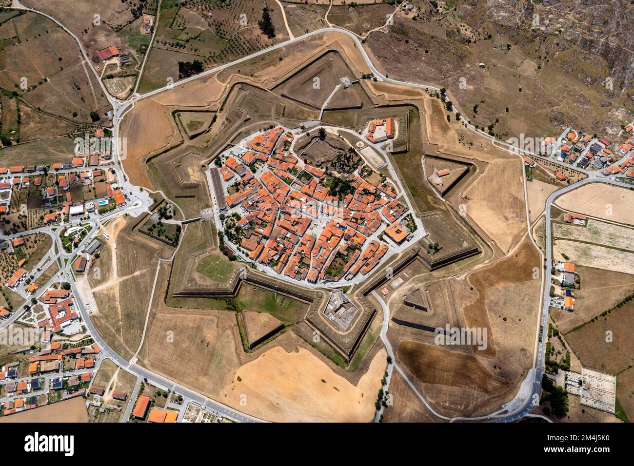 Vista aérea de la muralla de la fortaleza alrededor de Almeida, lugar en el Registro de Pueblos Históricos de Portugal, estrella de doce puntas, pueblo, ciudad, Portugal Foto de stock