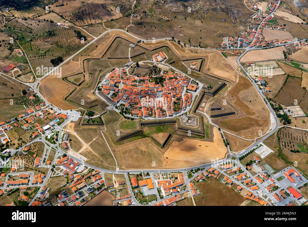 Vista aérea de la muralla de la fortaleza alrededor de Almeida, lugar en el Registro de Pueblos Históricos de Portugal, estrella de doce puntas, pueblo, ciudad, Portugal Foto de stock