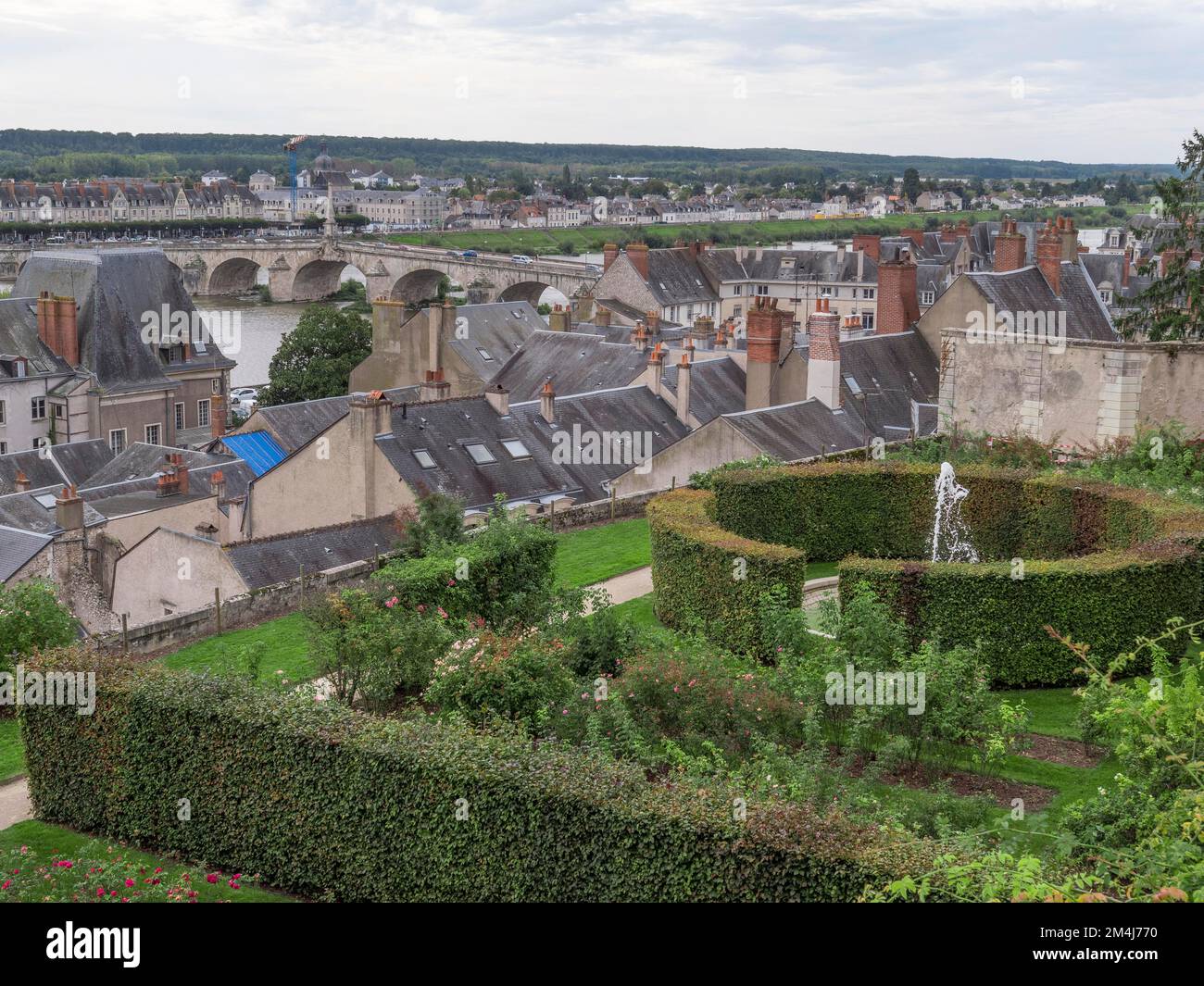 Vista de Roseraie des jardins de leveche y al fondo la ciudad de Blois y el puente Jacques Gabriel, Blois, departamento Loire-et-Cher Foto de stock