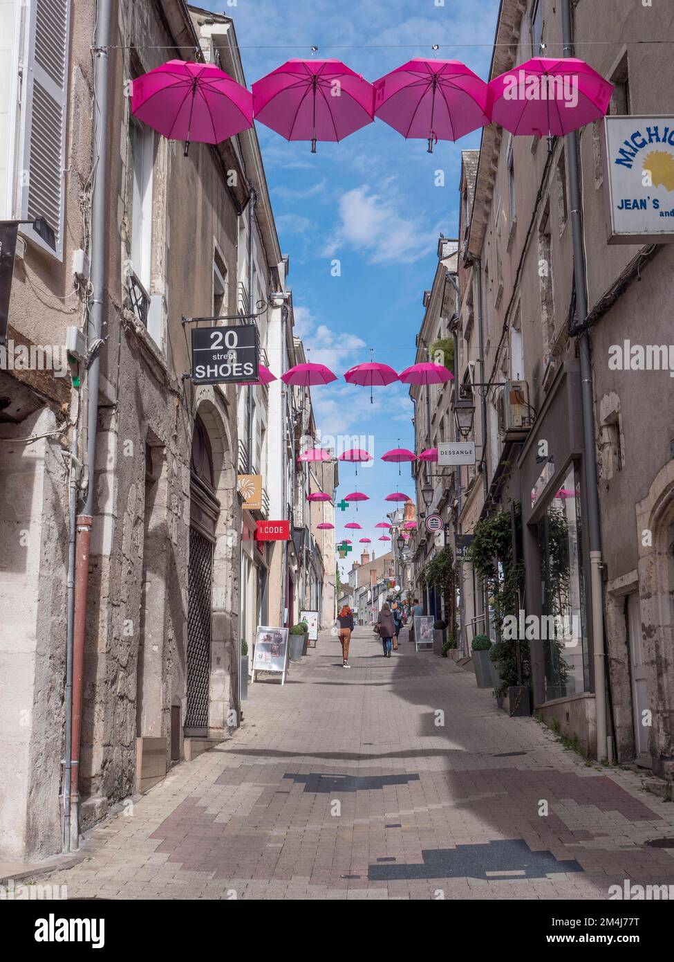 Paraguas rosados en el aire, en la Rue du Commerce, Blois, departamento Loire-et-Cher, Centre-Val de Loire, Francia Foto de stock
