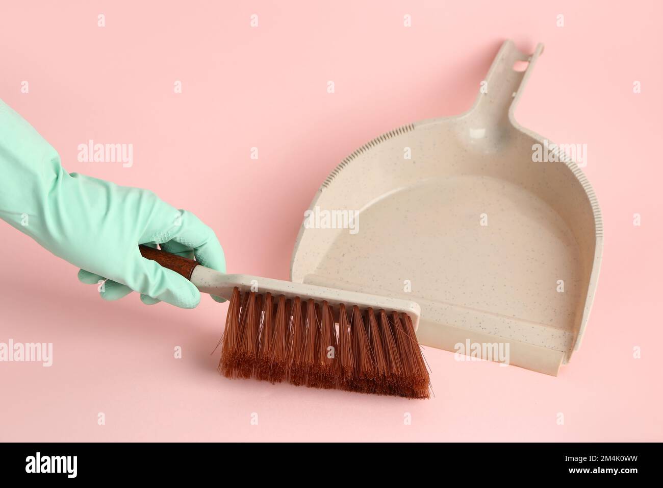 cepillo, recogedor, escoba y guantes de goma Stock Photo