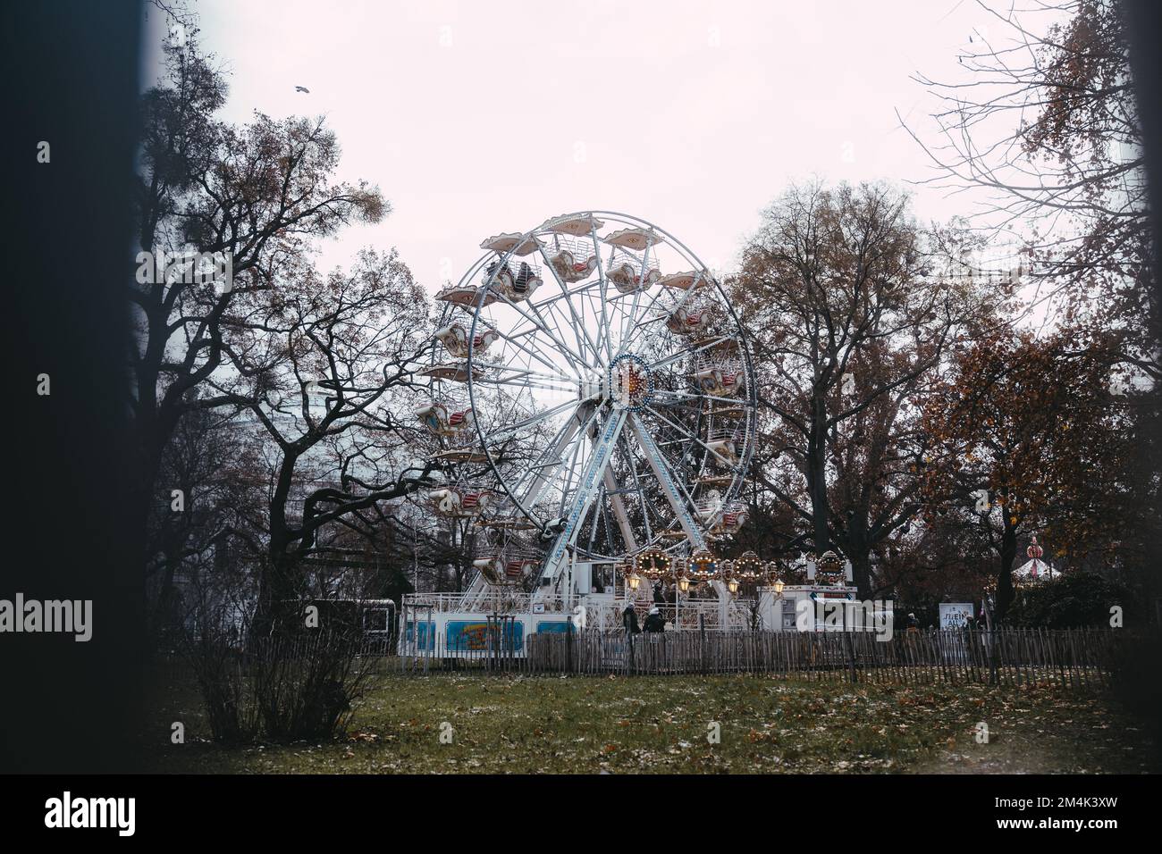 Viena, 17.12.2022: Karussell auf Weihnachtsmarkt Foto de stock