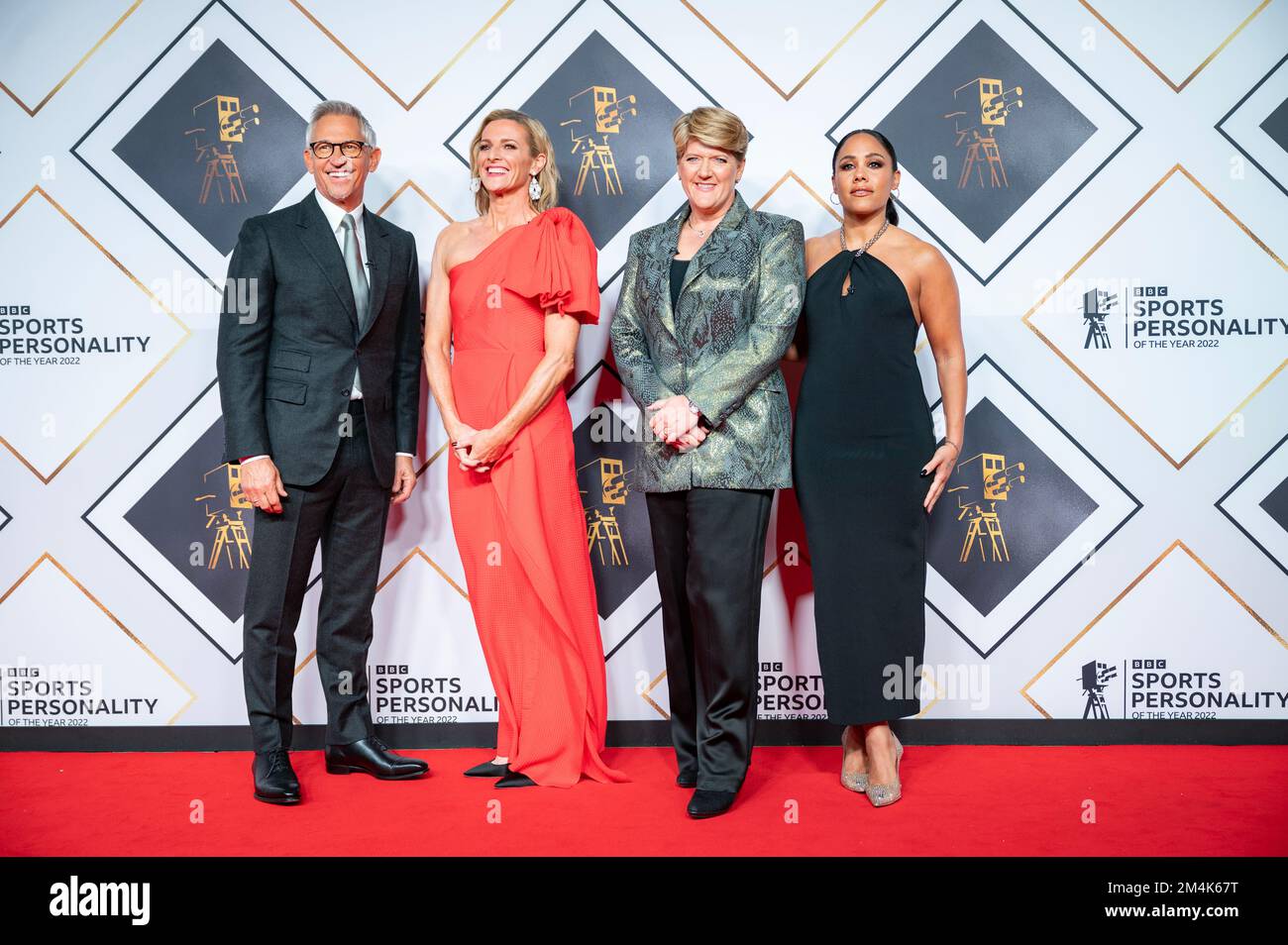 Manchester, Reino Unido. 21st de diciembre de 2022. Los presentadores Gary Lineker, Gabby Logan, Clare Balding y Alex Scott llegan en la alfombra roja a los premios BBC Sports Personality of the Year 2022. 2022-12-21. Crédito: Gary Mather/Alamy Live News Foto de stock