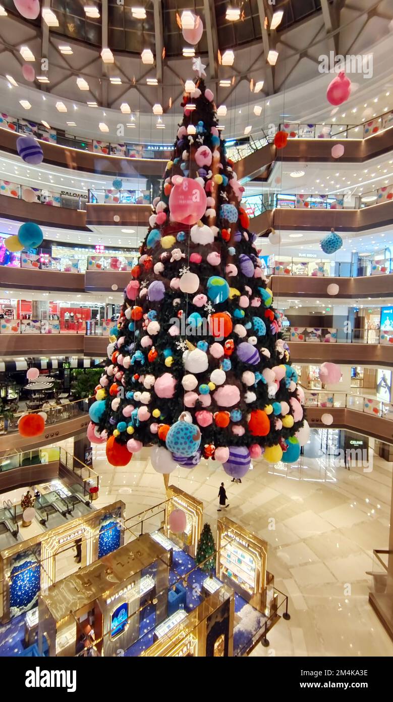 SHANGHAI, CHINA - 21 DE DICIEMBRE de 2022 - Un gigante 'árbol de Navidad  flotante' se muestra en Ganghui Heng Lung Plaza, un centro comercial  emblemático de Xujiahui, en Shanghai, China, 21