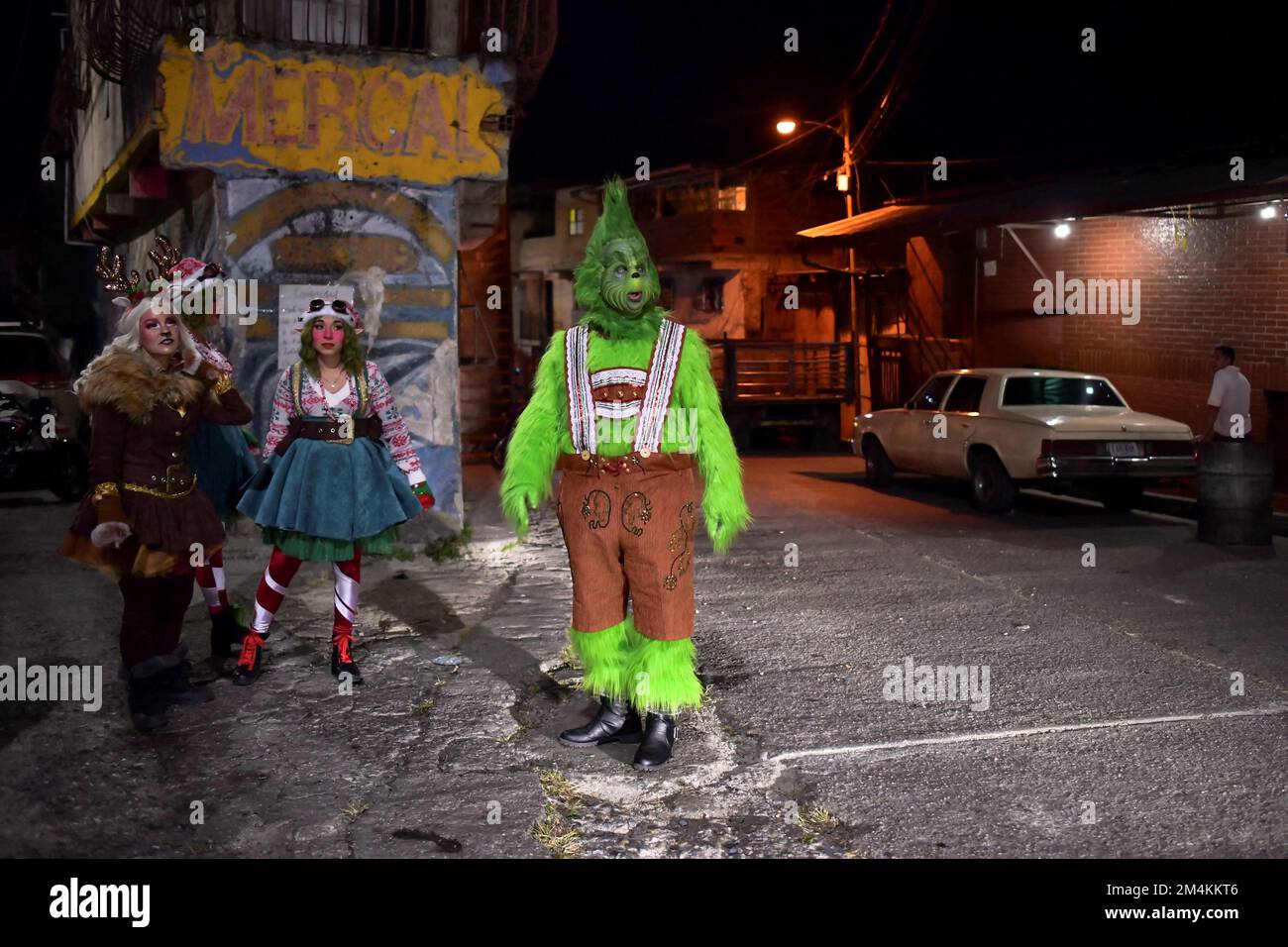 Un grupo de voluntarios vestidos de elfos y un hombre vestido de grinch participan en una celebración navideña organizada por la ONG 'UNOS Venezolanos' en el barrio de Petare, en Caracas, Venezuela, Un grupo de voluntarios vestidos de elfos y un hombre vestido de grinch participan en una celebración navideña organizada por la ONG 'UNOS Venezolanos' en el barrio de Petare, en Caracas, Venezuela,