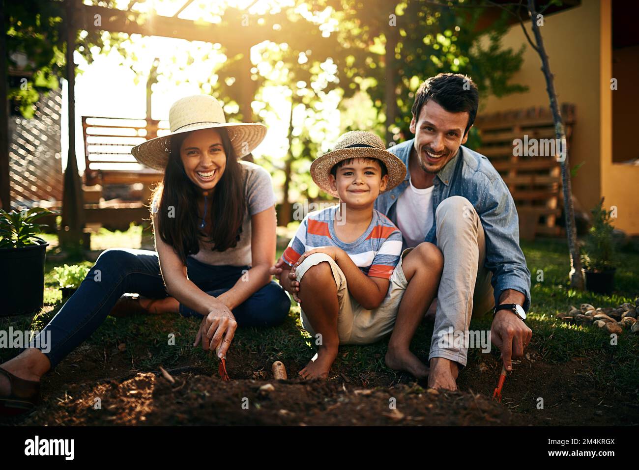 Compartimos la pasión por las plantas. Retrato de una familia feliz de  jardinería juntos en su patio trasero Fotografía de stock - Alamy