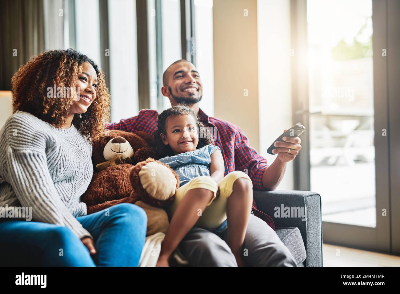 El domingo es el día de la película familiar. una familia joven feliz