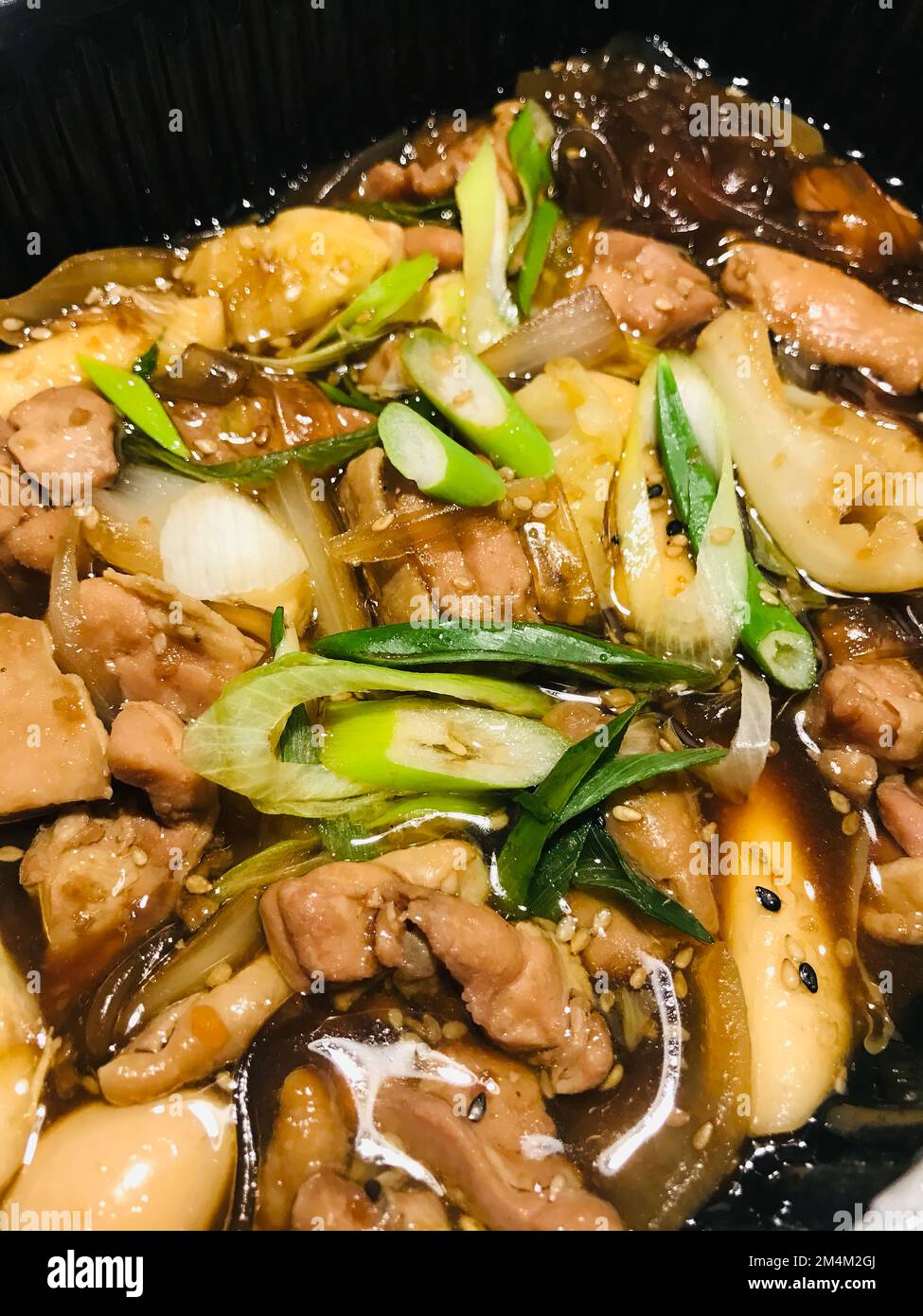 Dakbokkeumtang Un plato coreano, pollo estofado con salsa de soja Foto de stock