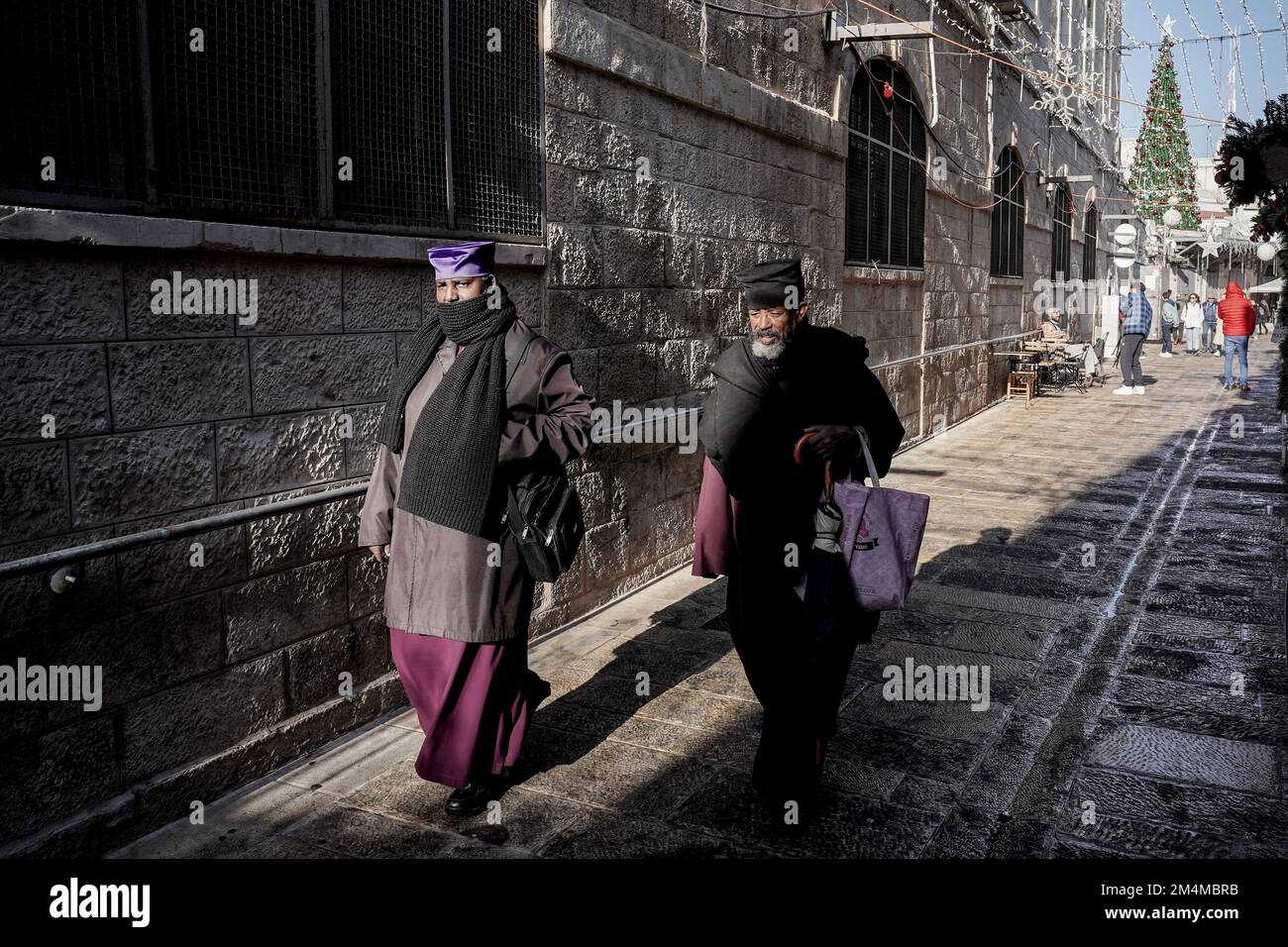 Jerusalén, Israel. 22nd de diciembre de 2022. El Municipio de Jerusalén y el Fondo Nacional Judío distribuyen árboles de Navidad ciprés de Arizona especialmente cultivados a la población cristiana en la Puerta Nueva de la Ciudad Vieja. Crédito: NIR Alon/Alamy Live News Foto de stock