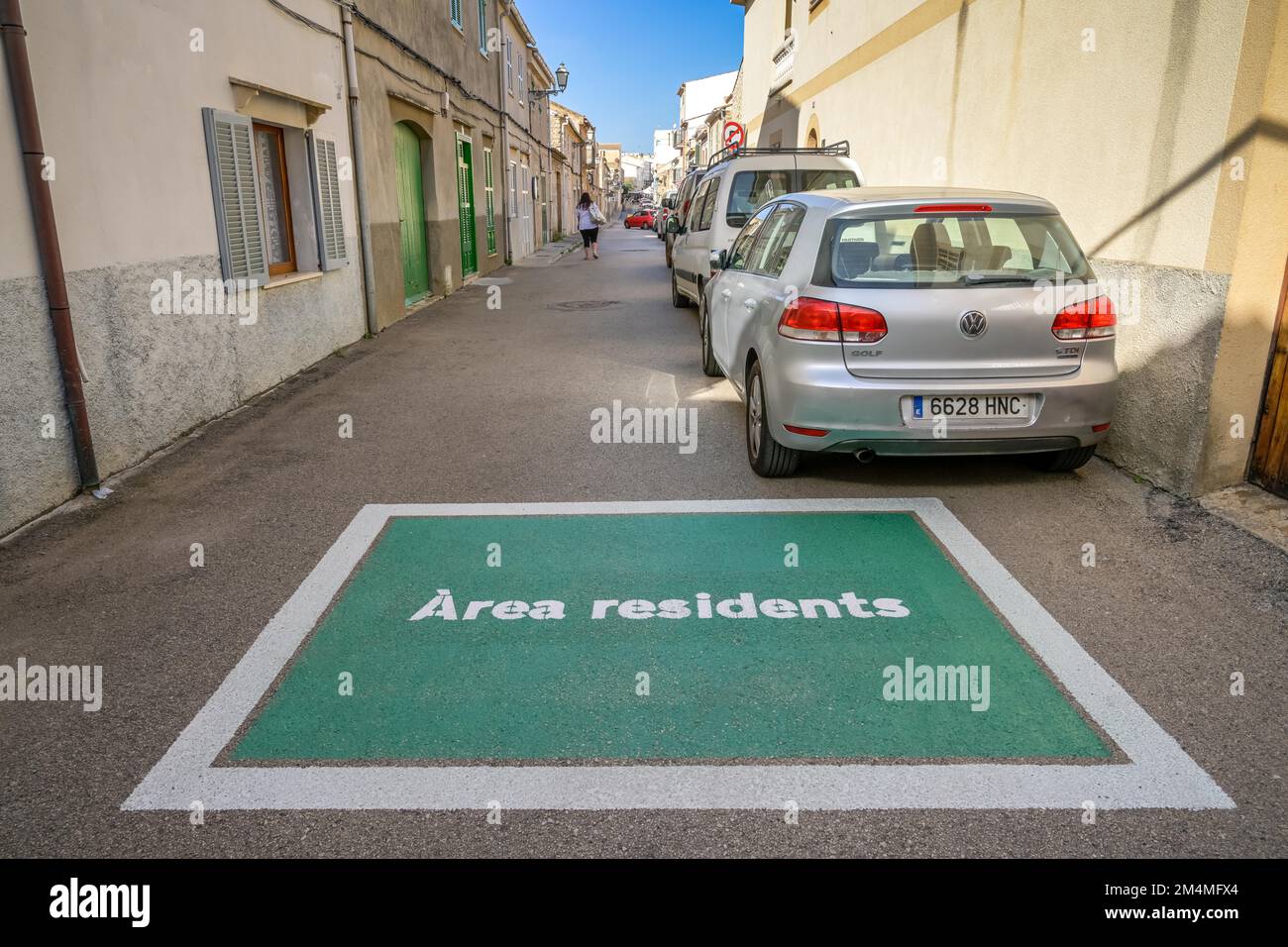 Straße, Bemalung, Anwohnerparkzone, Residentes del área, Arta, Mallorca, España Foto de stock