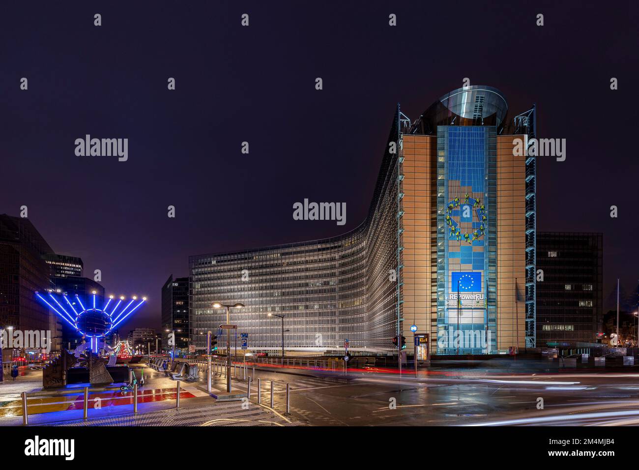 Bruselas bélgica diciembre 21 2022: Edificio berlaymont, sede de la comisión europea, de noche Foto de stock