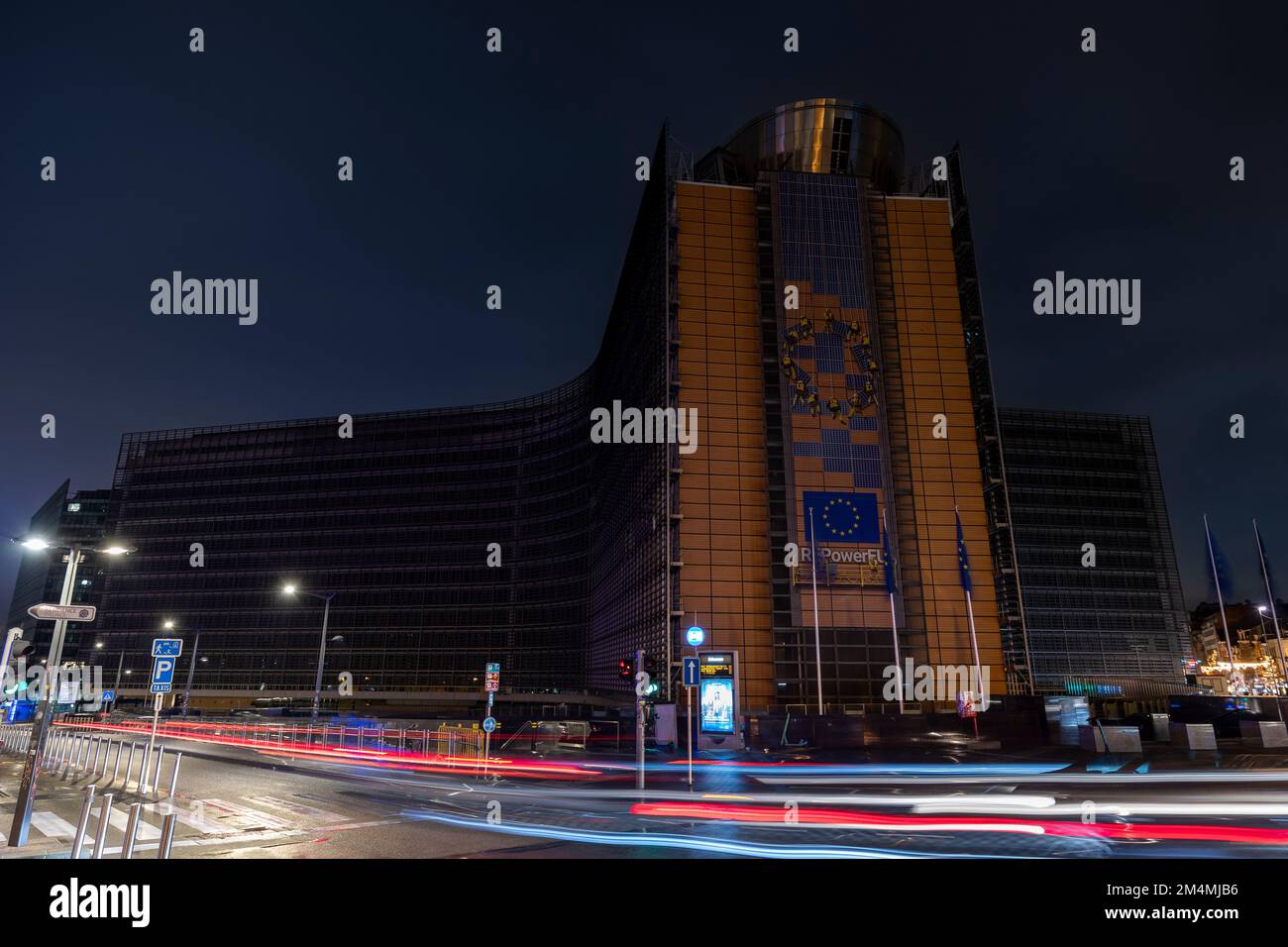 Bruselas bélgica diciembre 21 2022: Edificio berlaymont, sede de la comisión europea, de noche Foto de stock