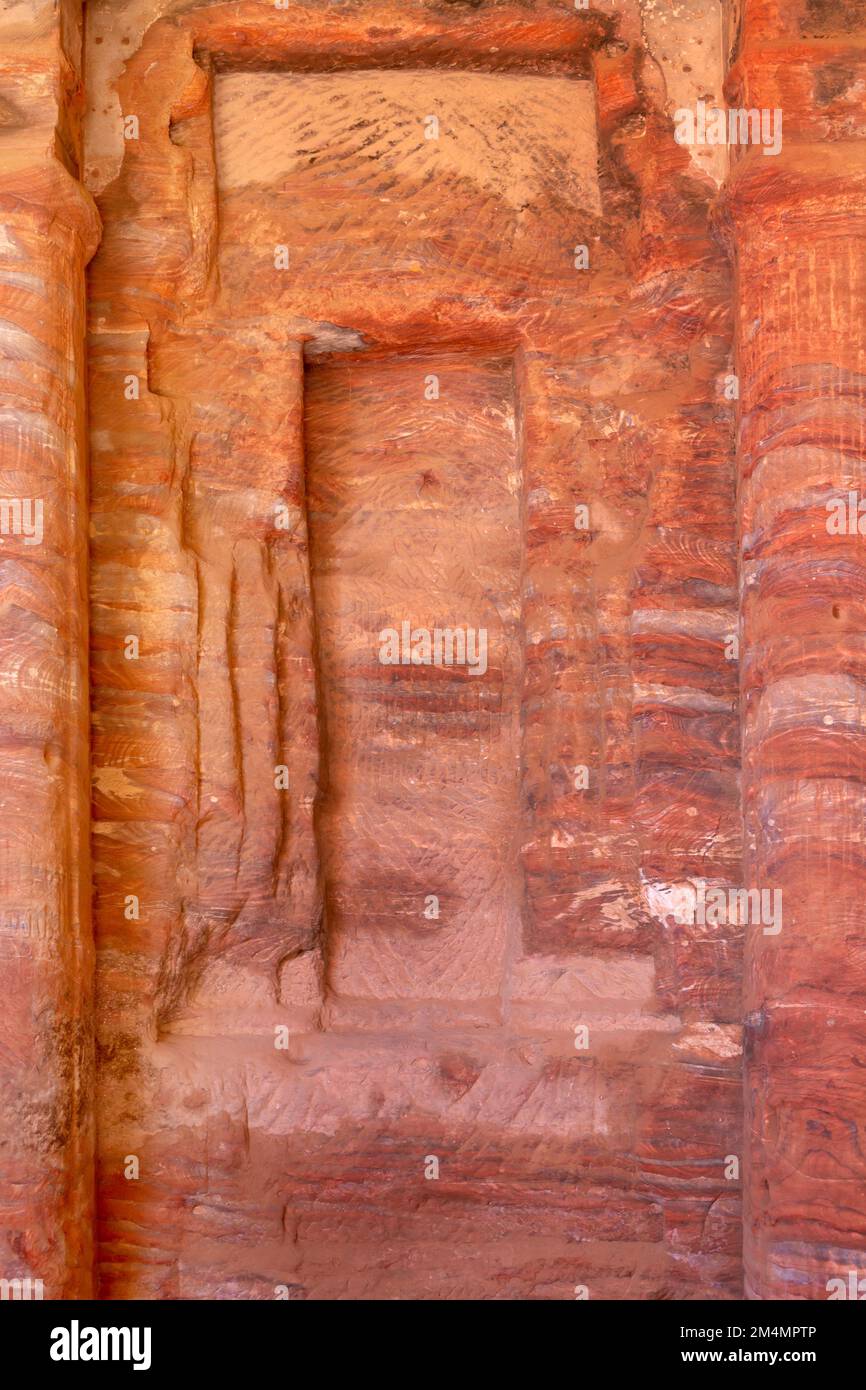 Petra, Jordania Triclinium de color interior en la antigua ciudad Foto de stock
