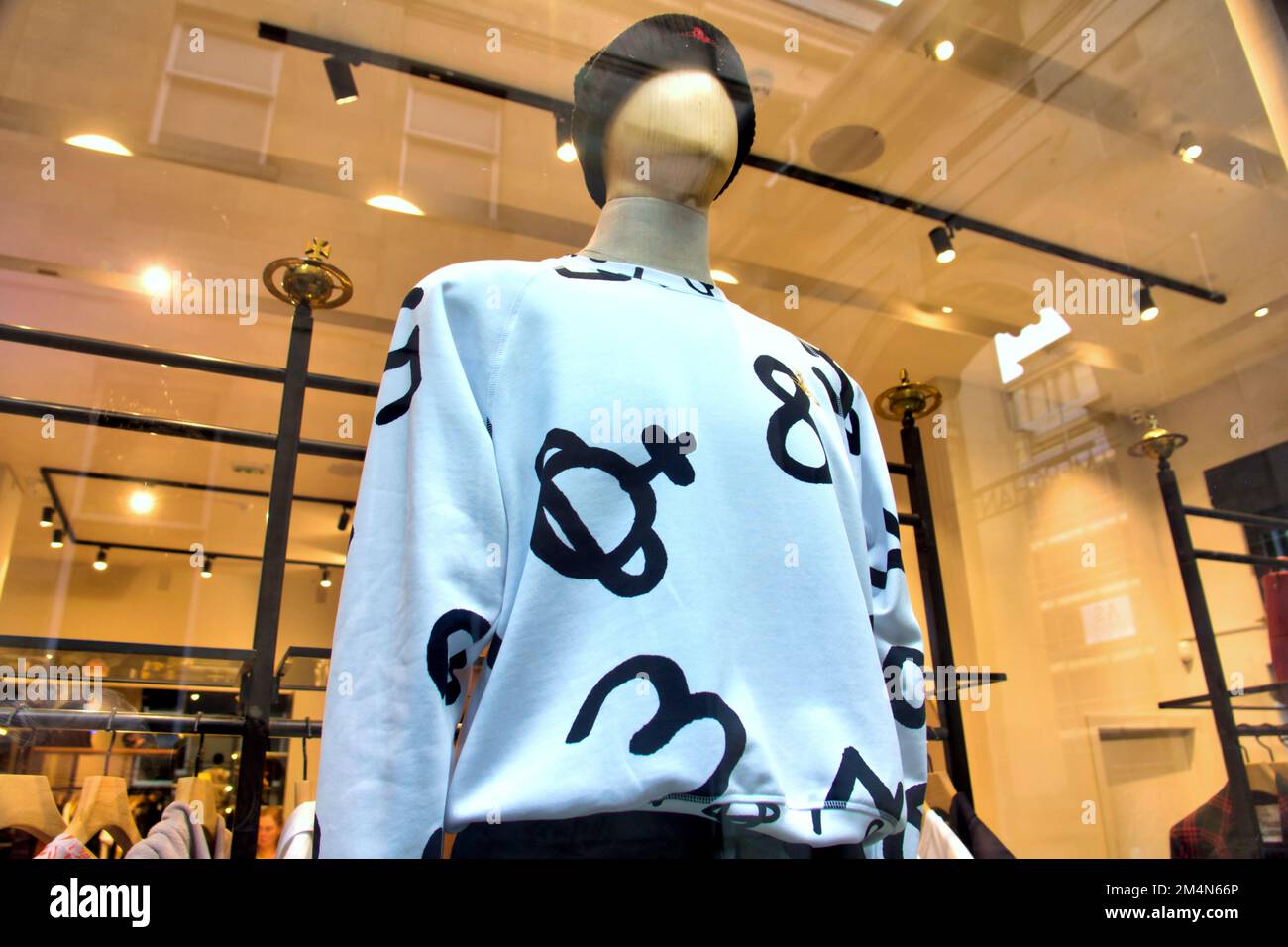 Vivienne Westwood diseña moda icónica Glasgow, Escocia, Reino Unido Foto de stock