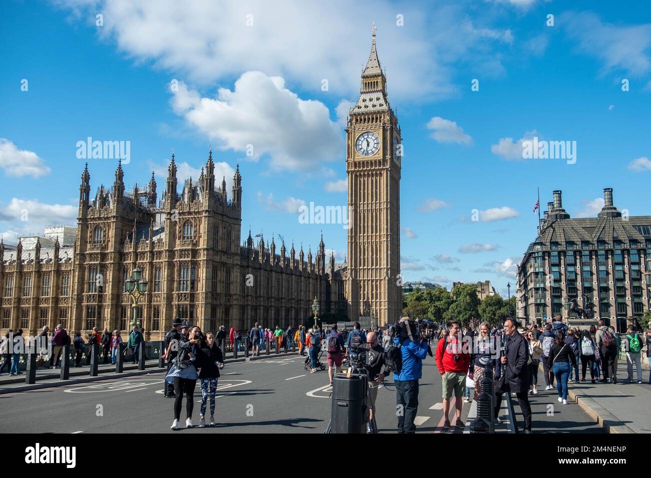Londres- Septiembre 2022: Casas del Parlamento desde el Puente de Westminster Foto de stock